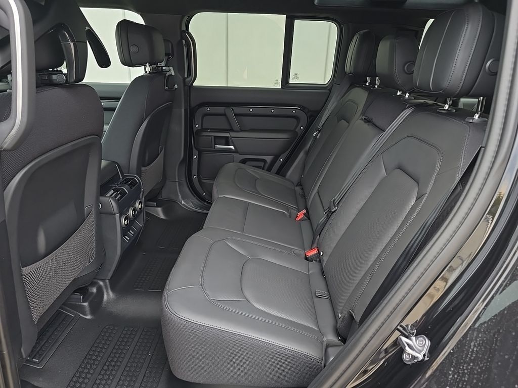 2026 Land Rover Defender V8 - Photo 8