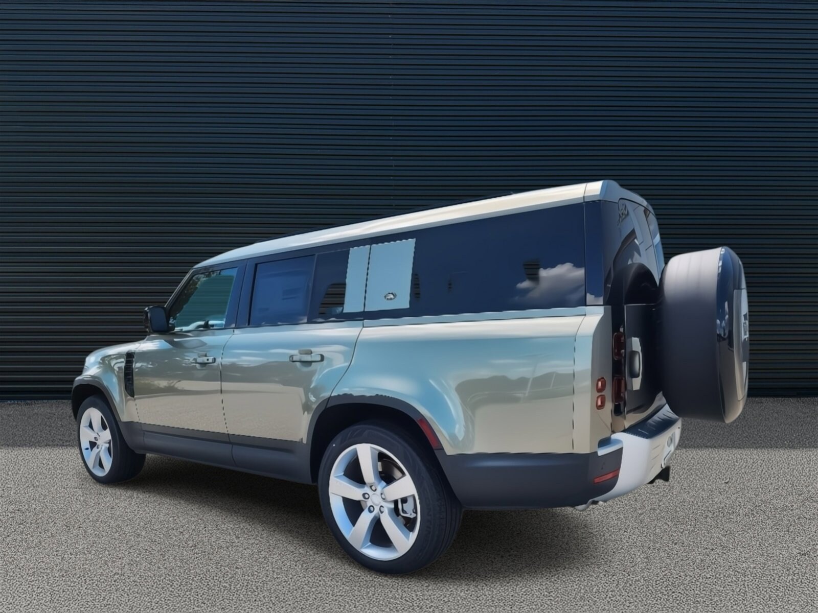 2024 Land Rover Defender 130 S photo 3