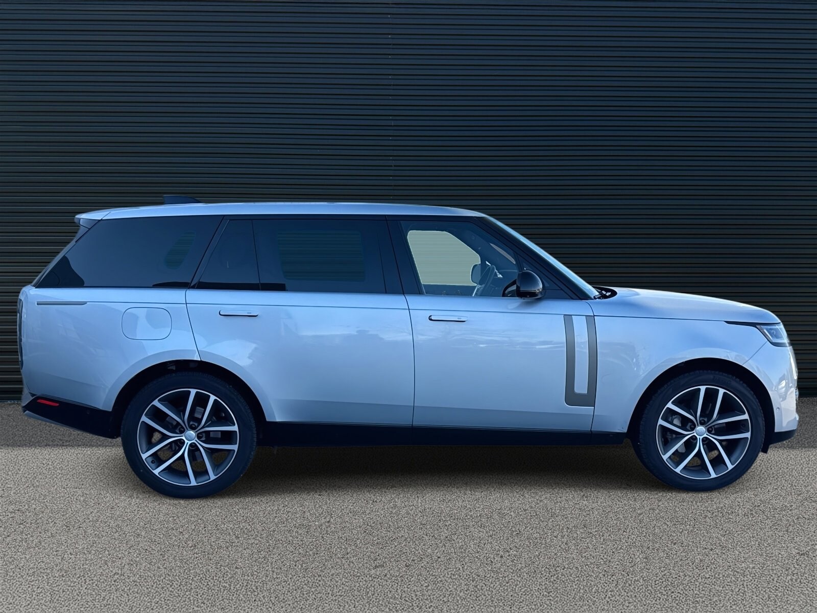 2024 Land Rover Range Rover SE photo 4