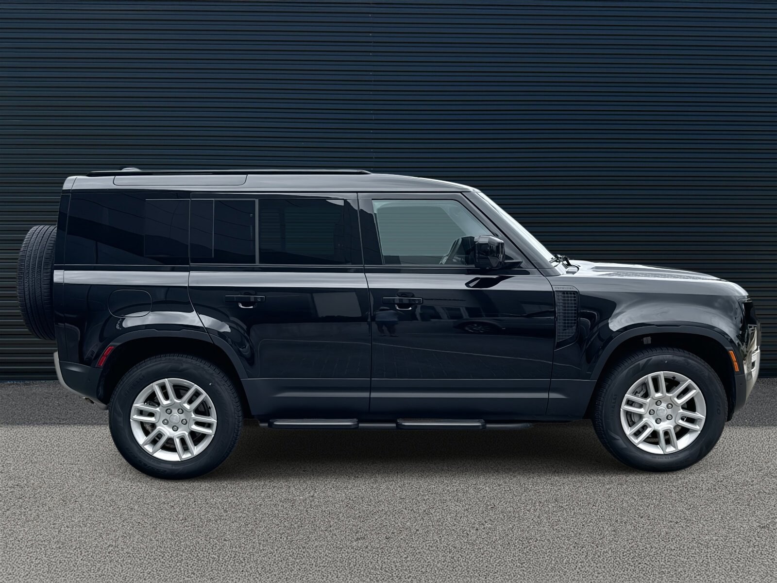 2025 Land Rover Defender 110 S photo 2