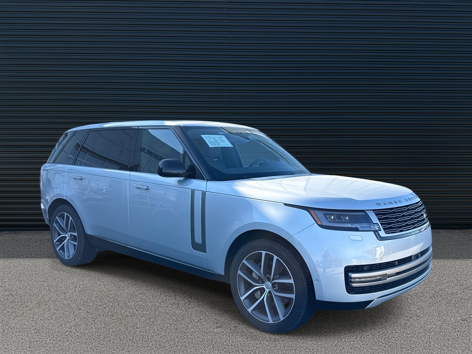 2024 Land Rover Range Rover SE photo 3
