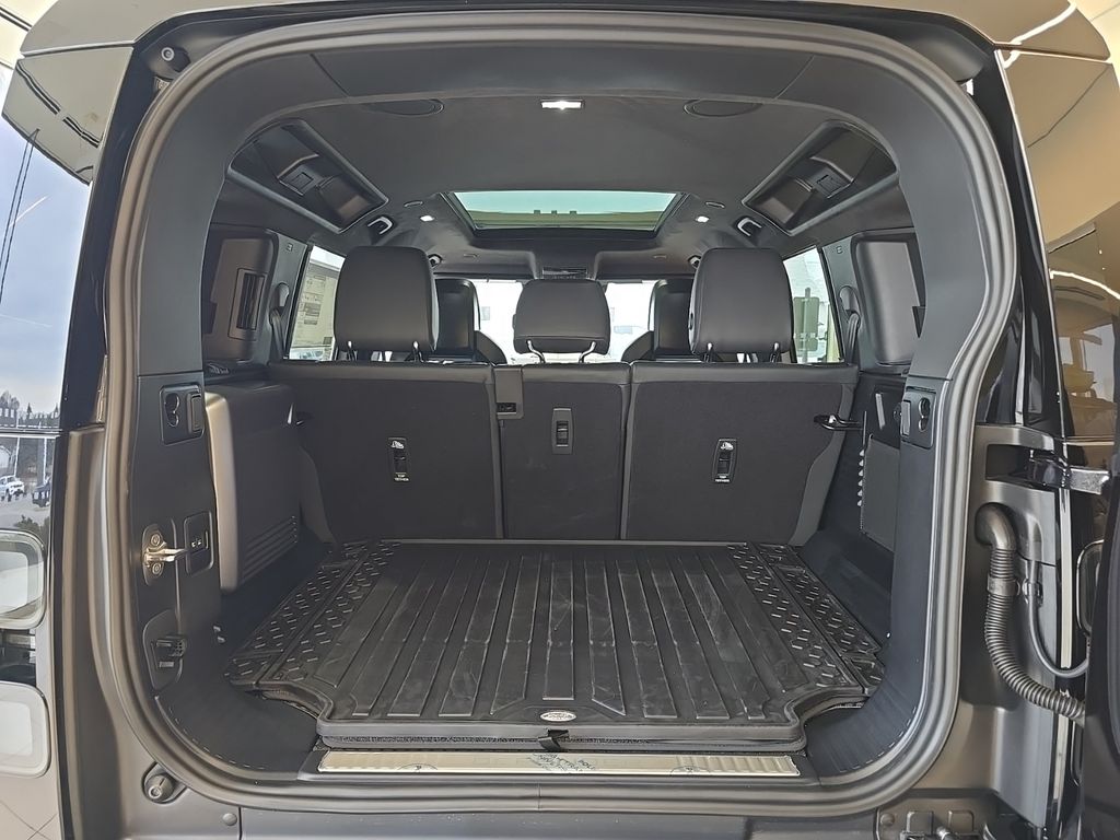 2026 Land Rover Defender OCTA - Photo 26