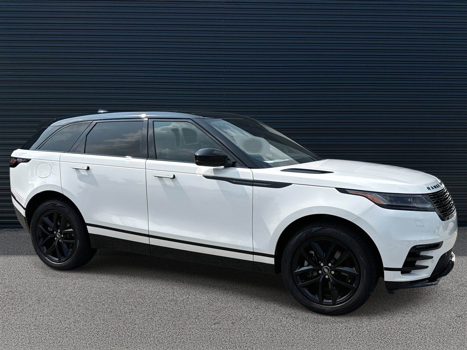 2025 Land Rover Range Rover Velar SE photo 3