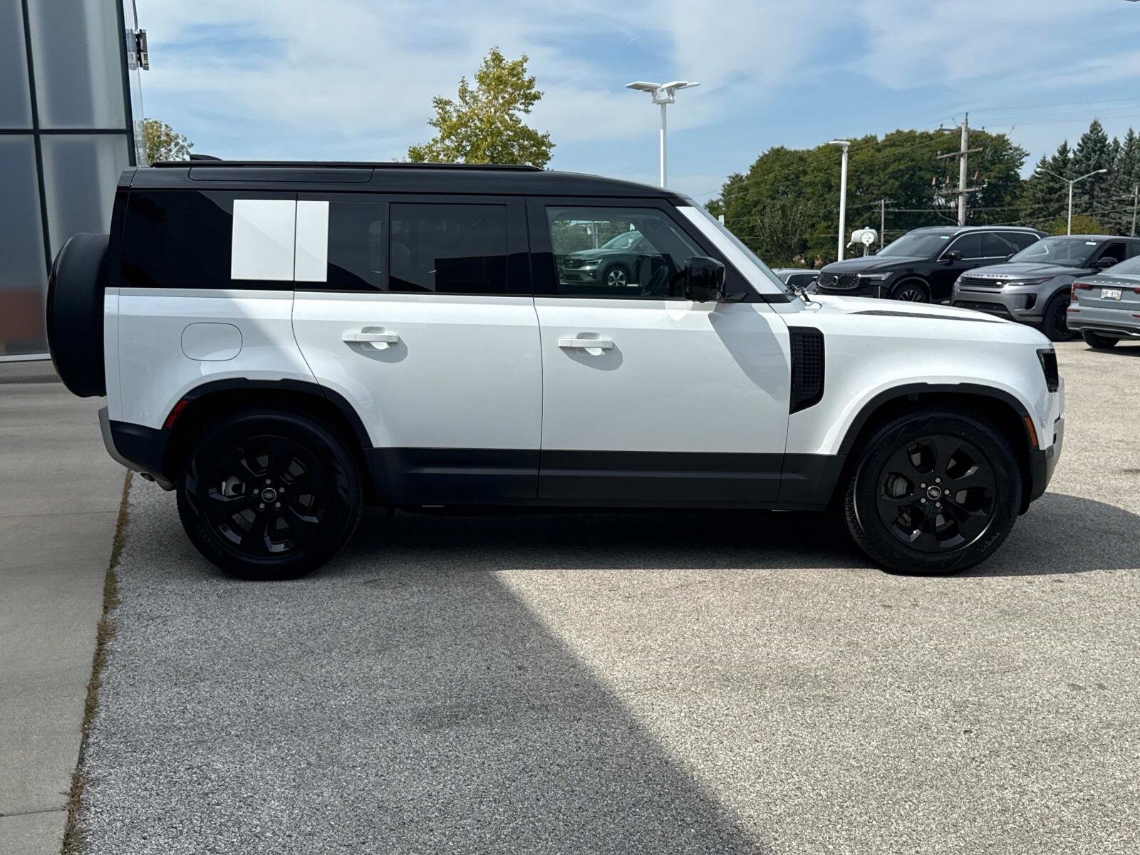 2025 Land Rover Defender 110 S photo 4