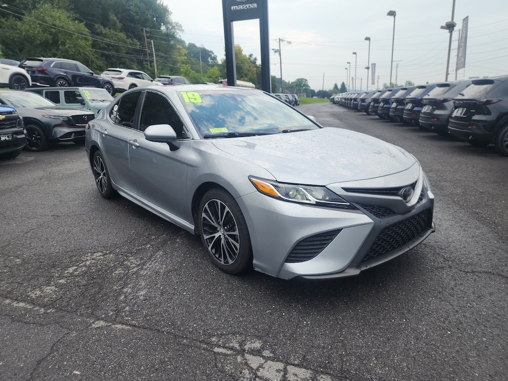 Used 2019 Toyota Camry SE Sedan