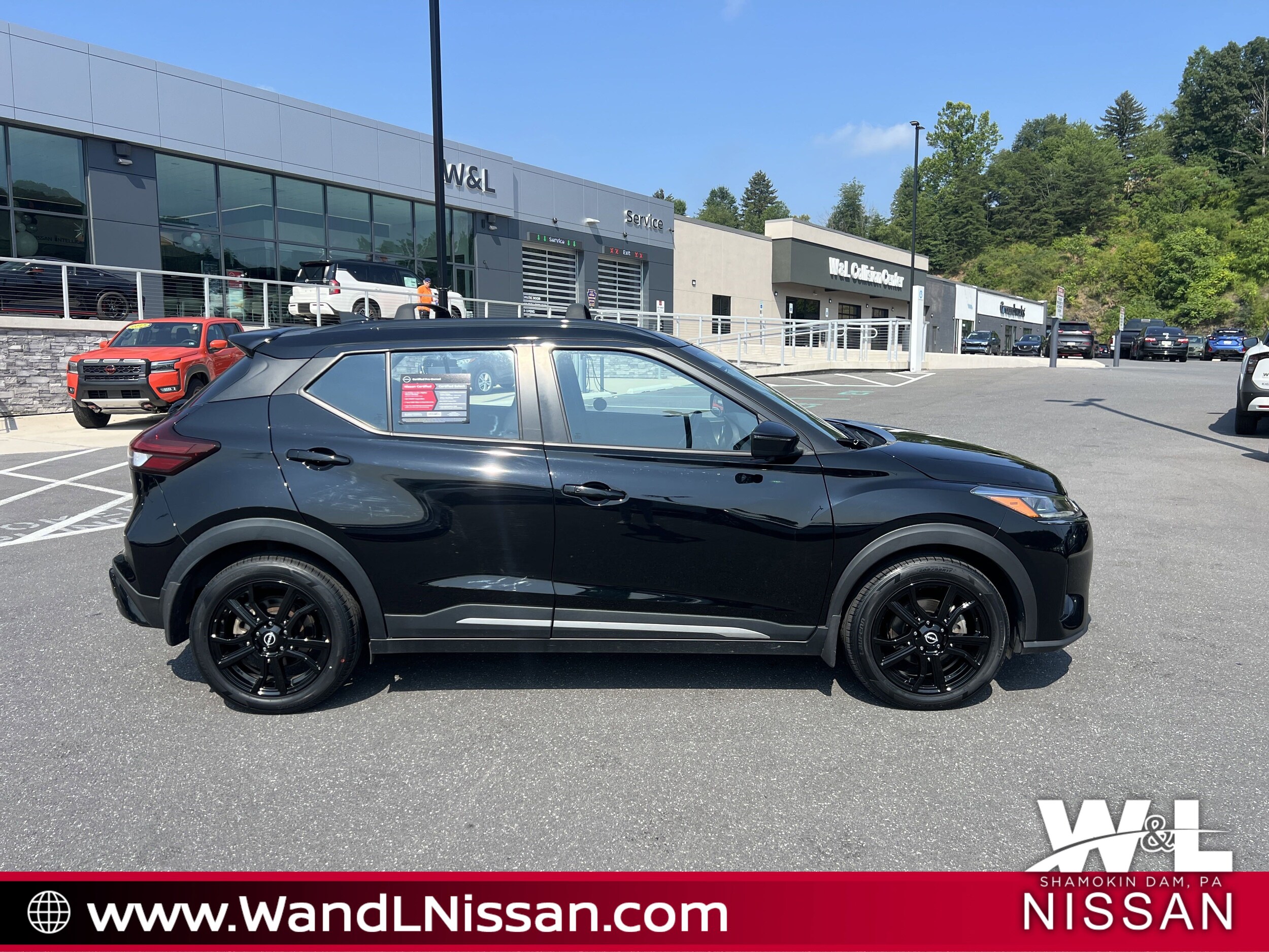 2022 Nissan Kicks SR photo 2