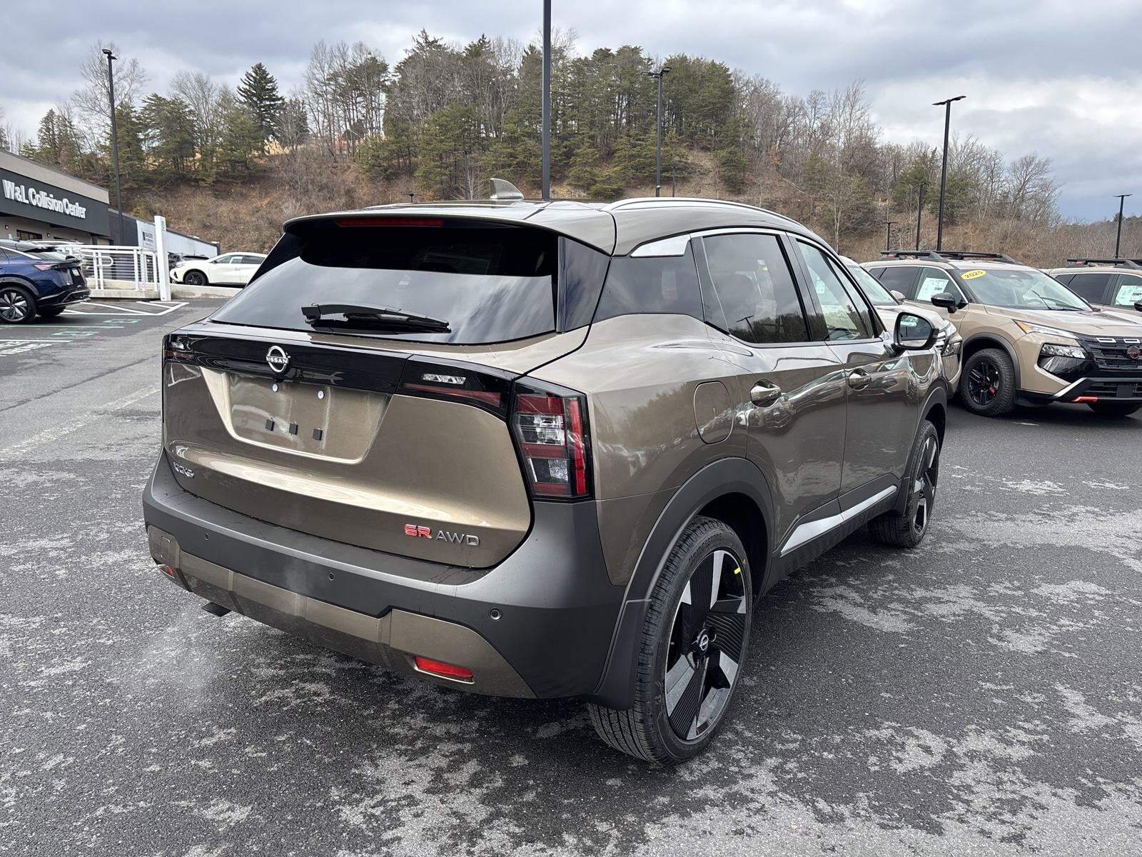 2025 Nissan Kicks SR photo 4