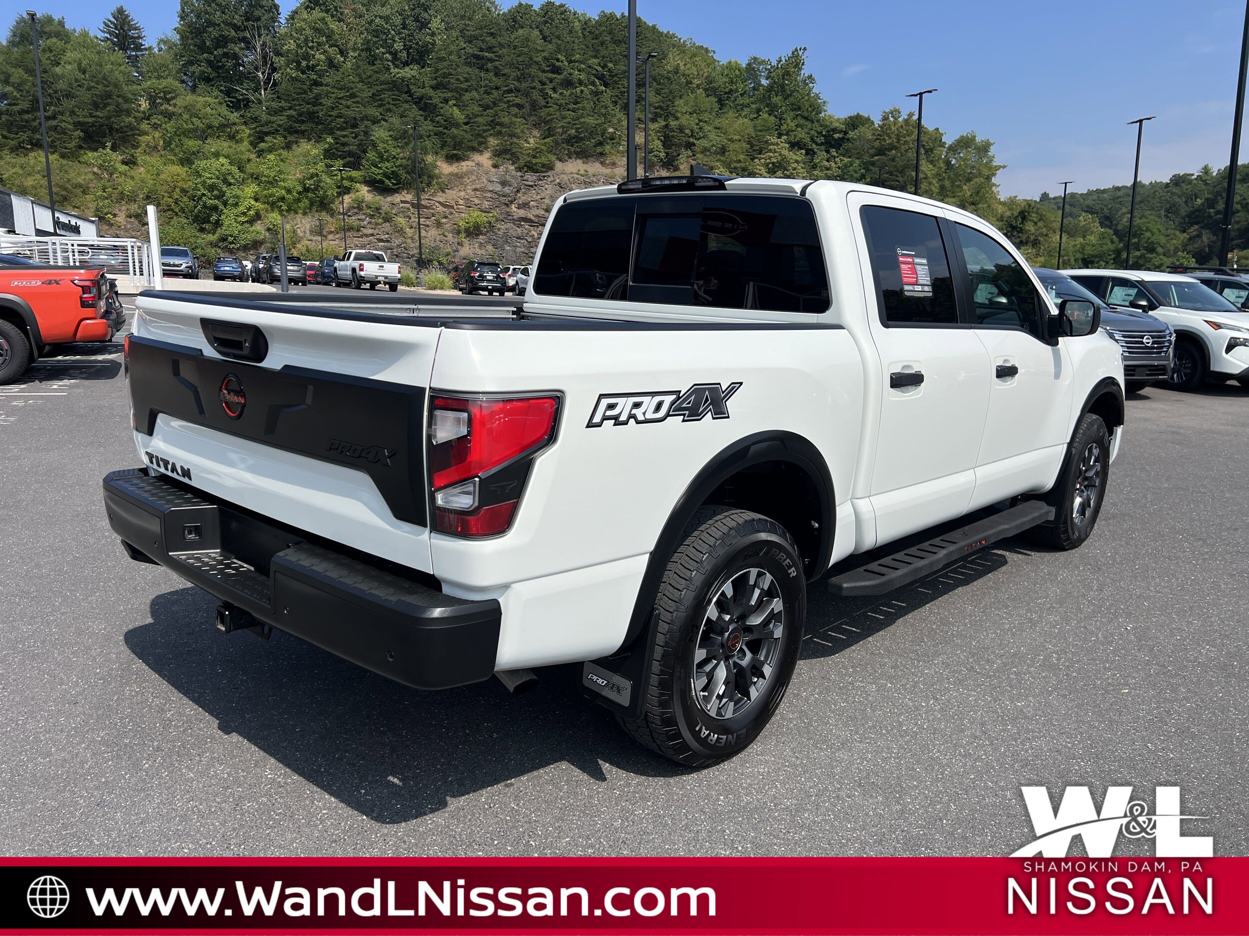 2024 Nissan Titan PRO-4X photo 3
