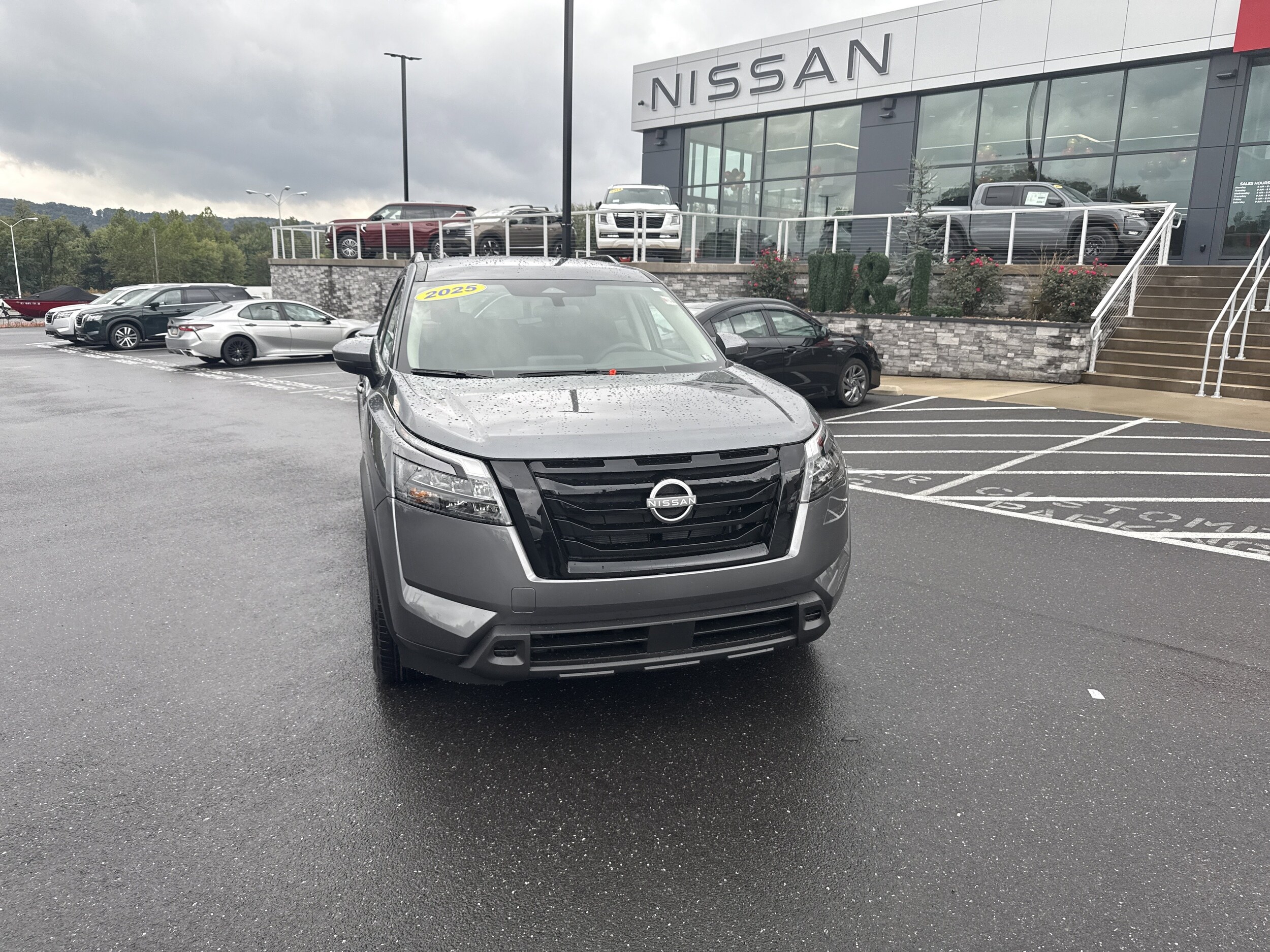 2025 Nissan Pathfinder SV photo 2