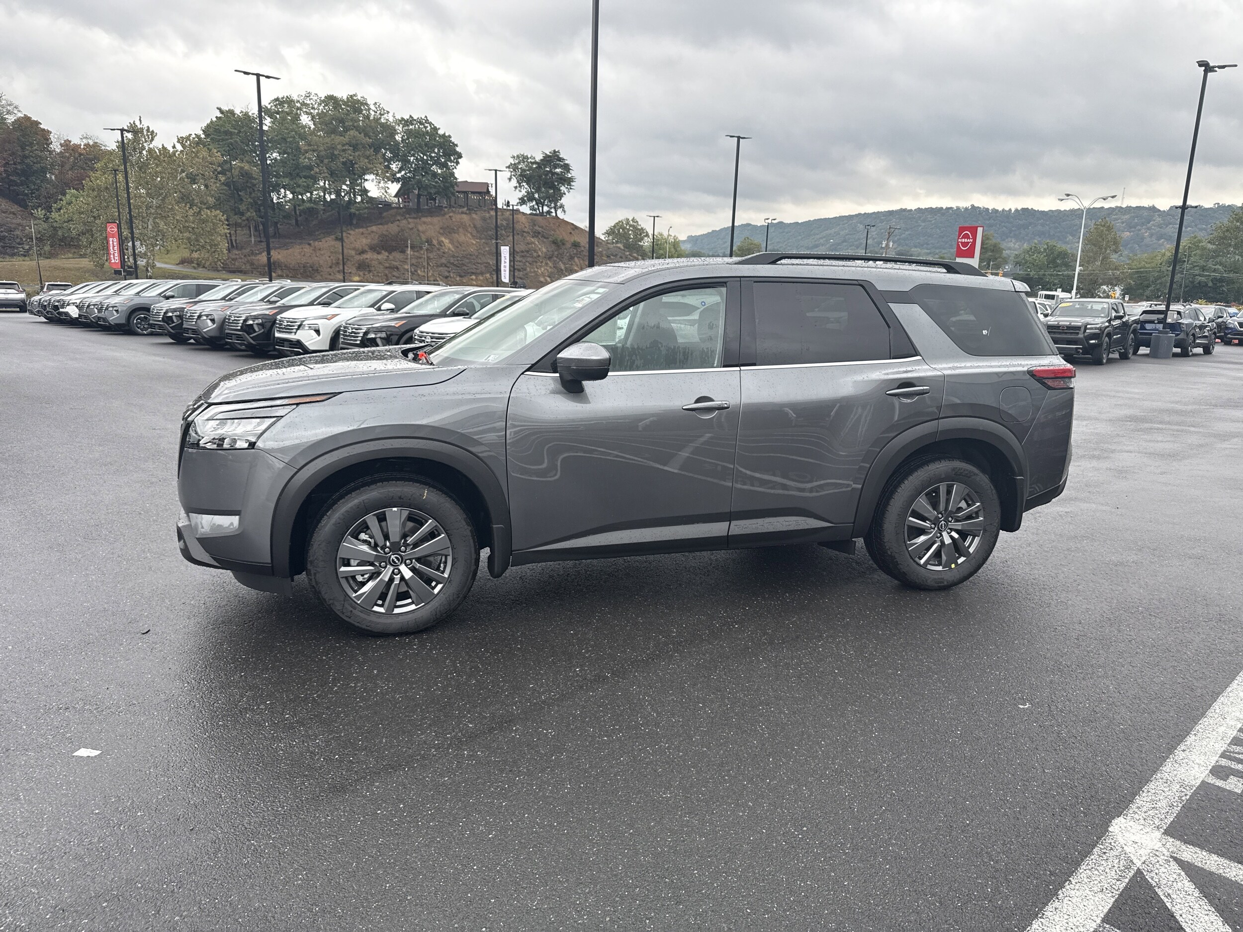 2025 Nissan Pathfinder SV photo 4