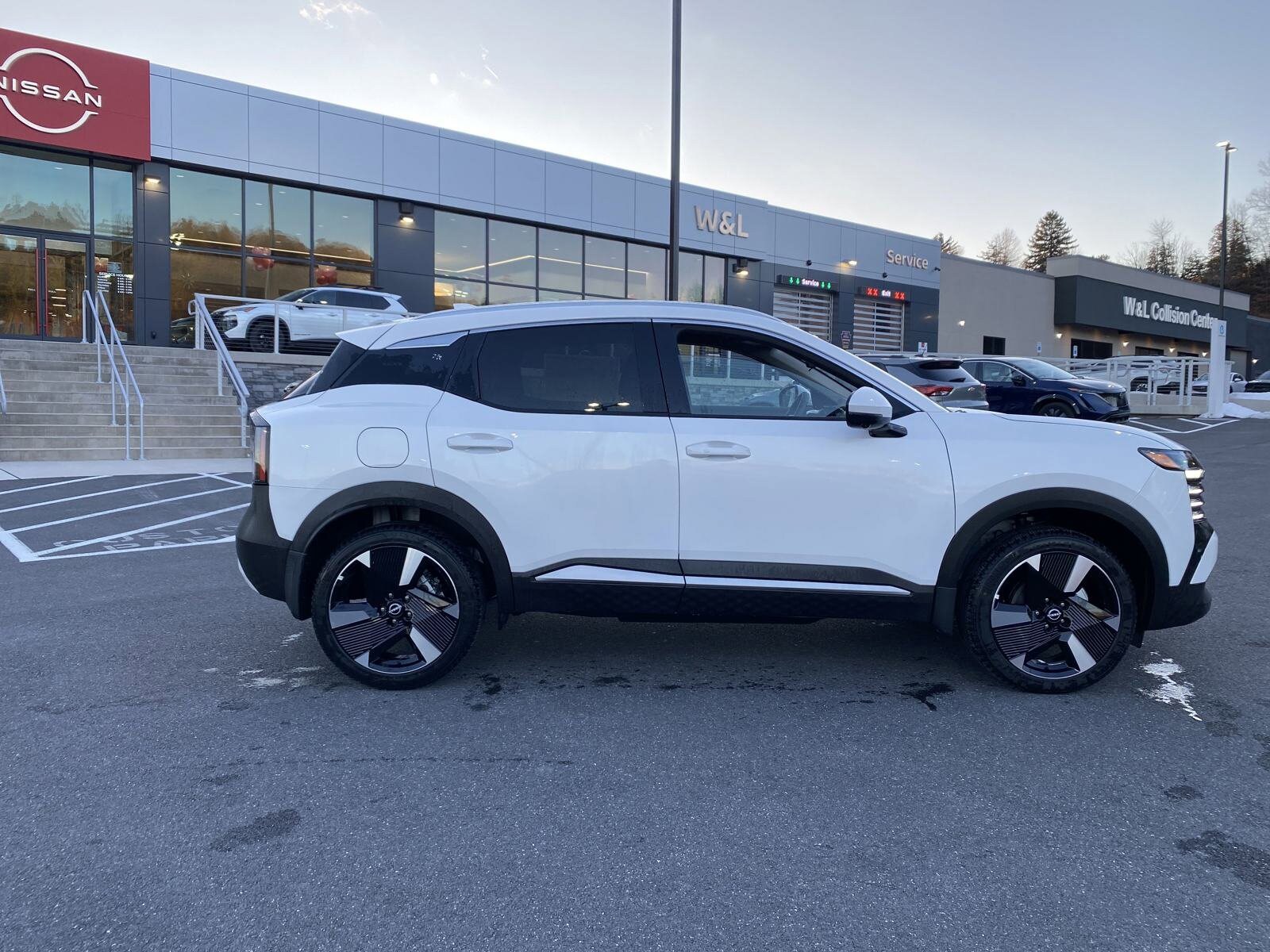 2025 Nissan Kicks SR photo 3