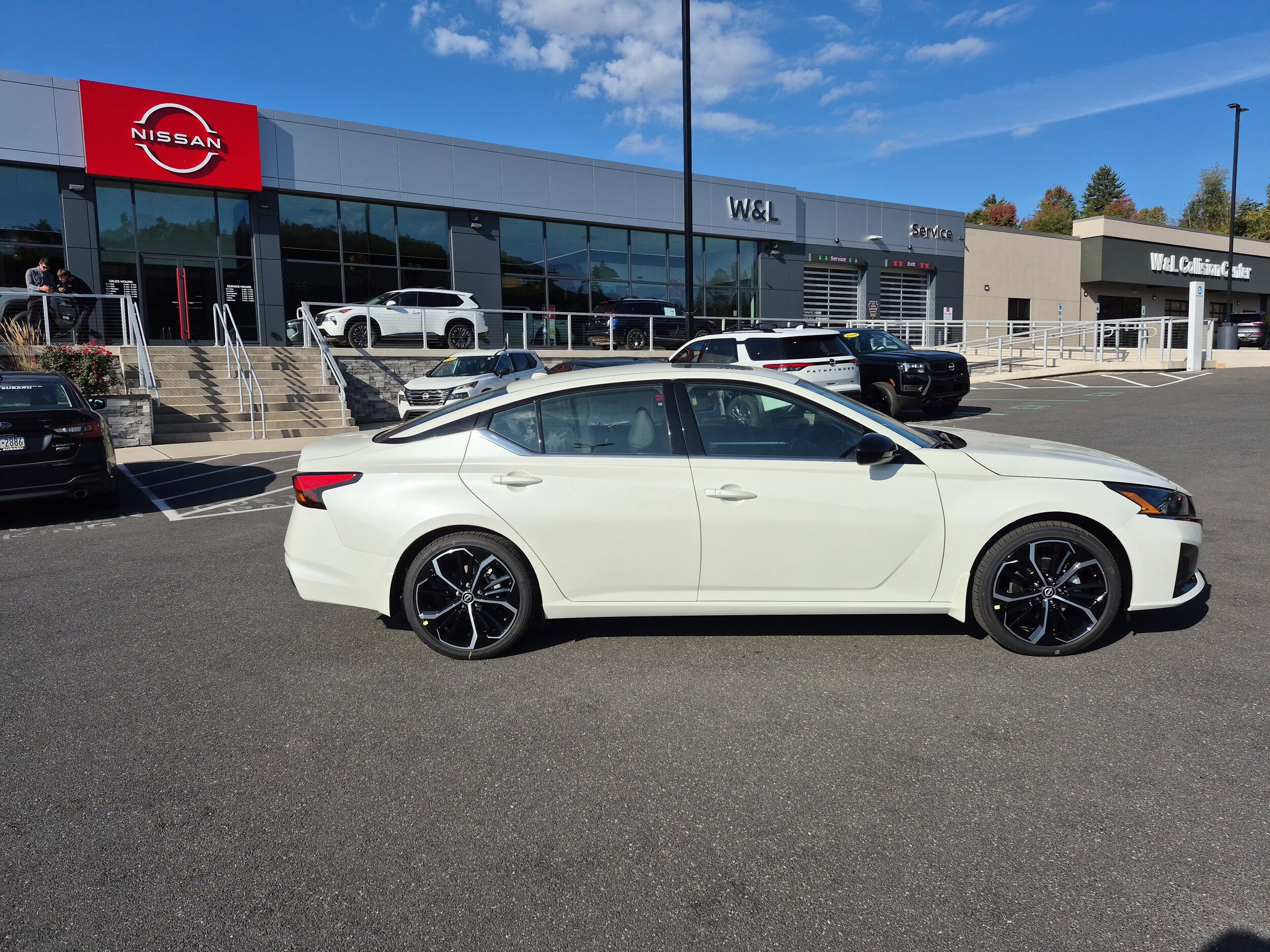 2025 Nissan Altima SR photo 2