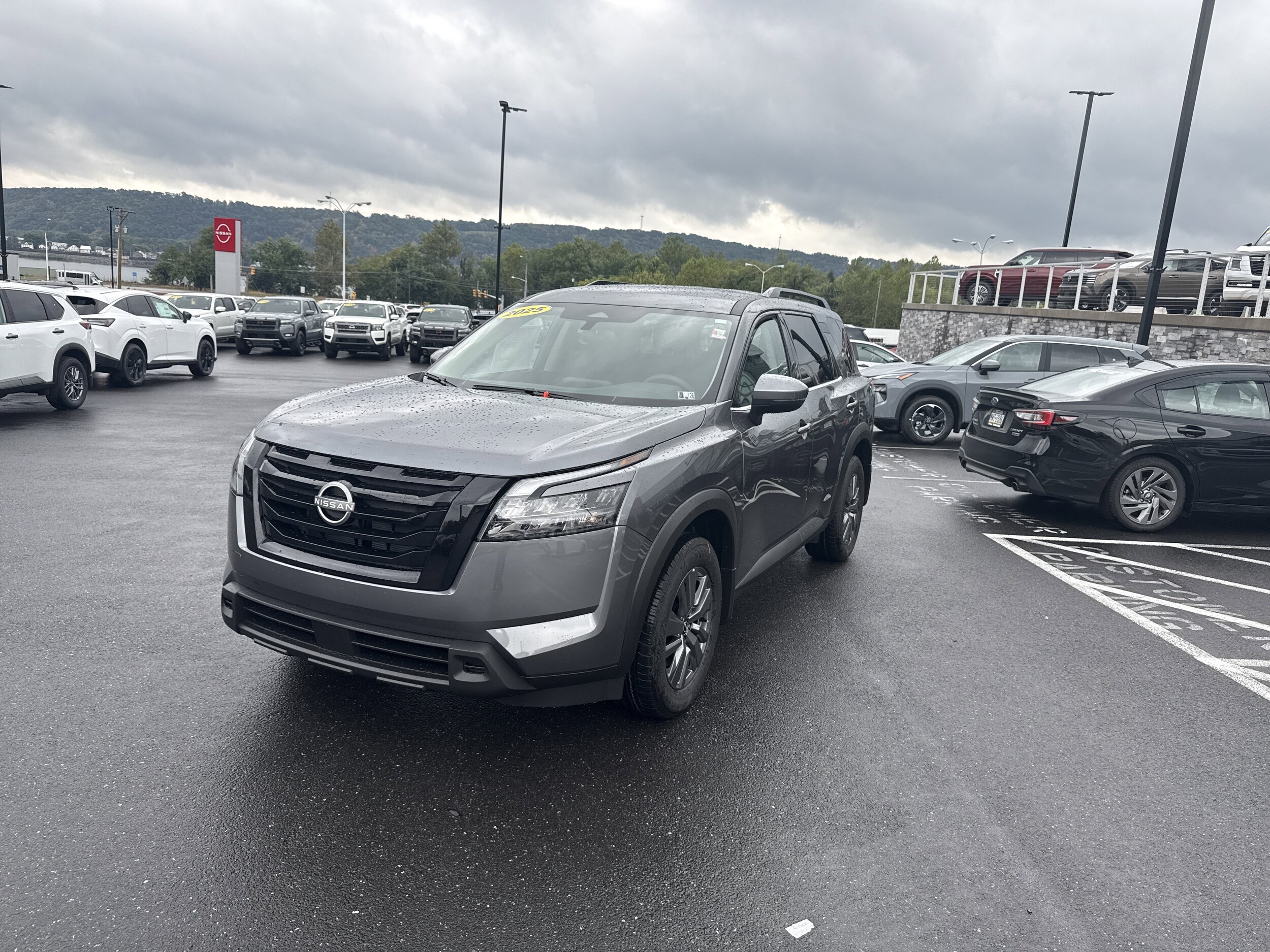 2025 Nissan Pathfinder SV photo 3