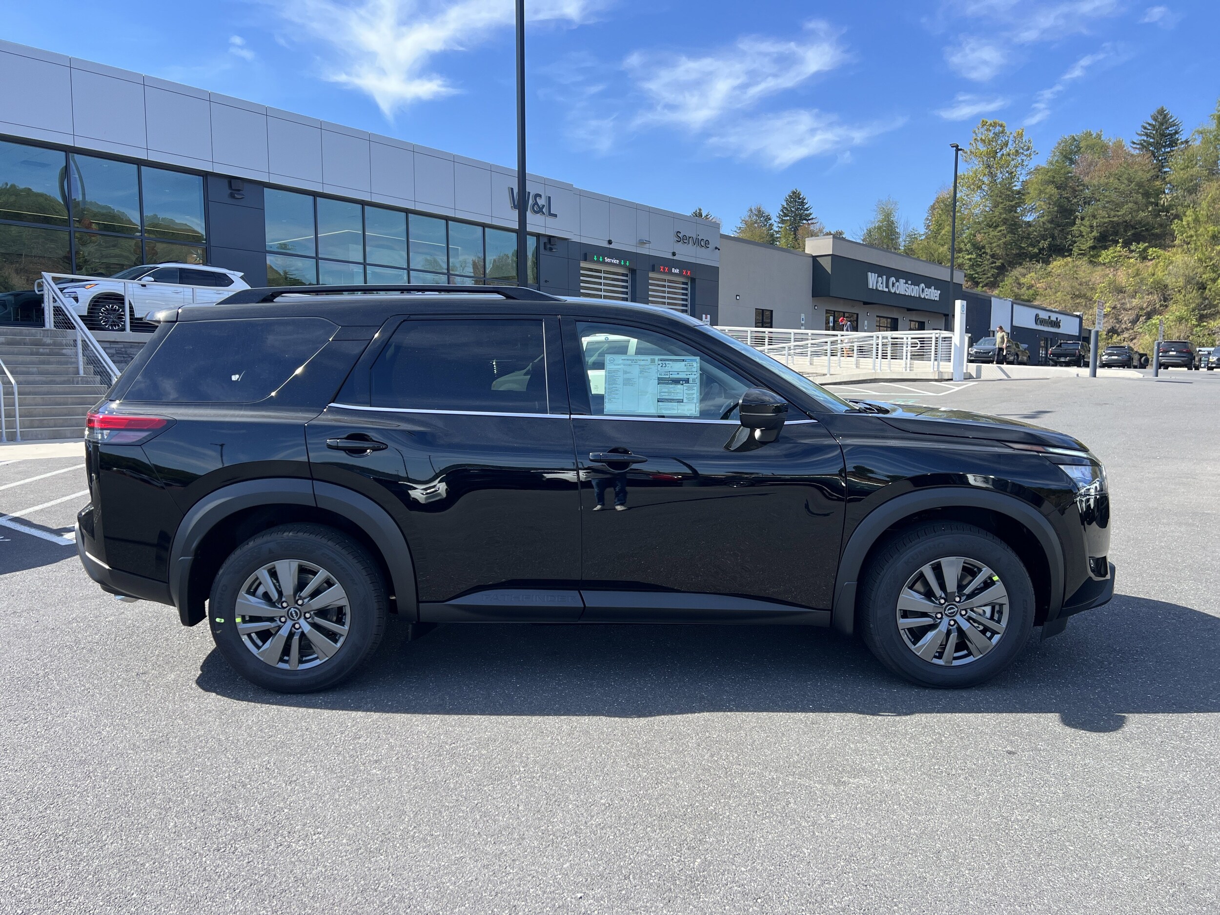 2025 Nissan Pathfinder SV photo 2