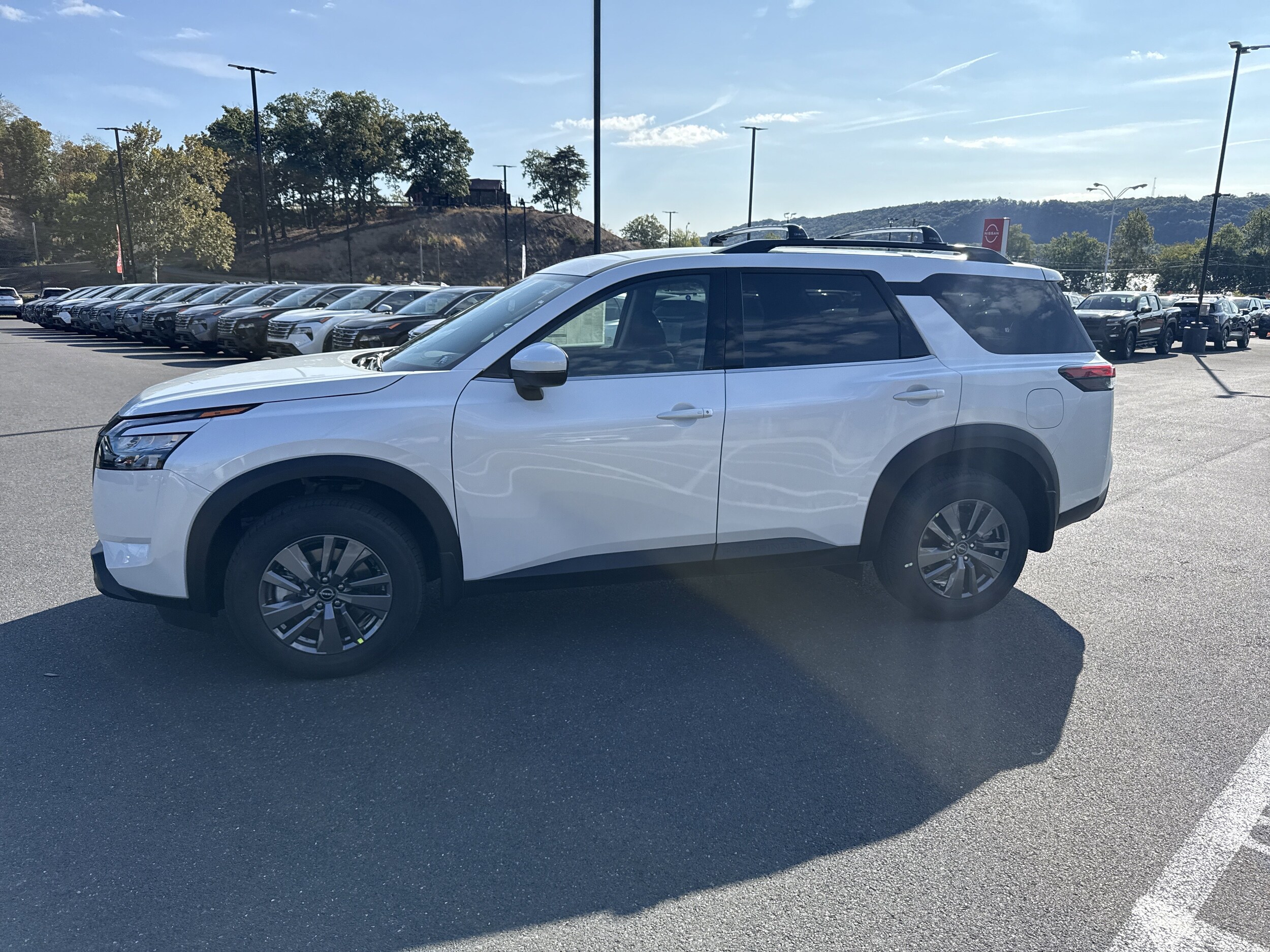 2025 Nissan Pathfinder SV photo 4