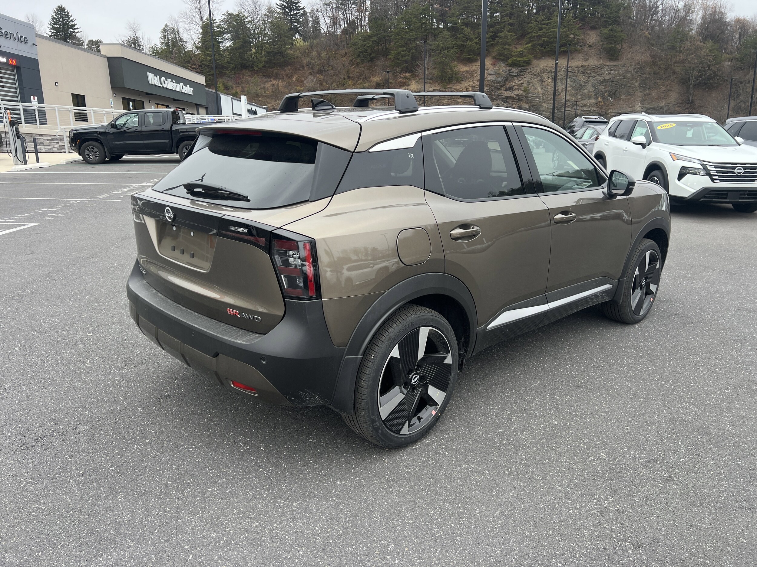 2026 Nissan Kicks SR photo 2