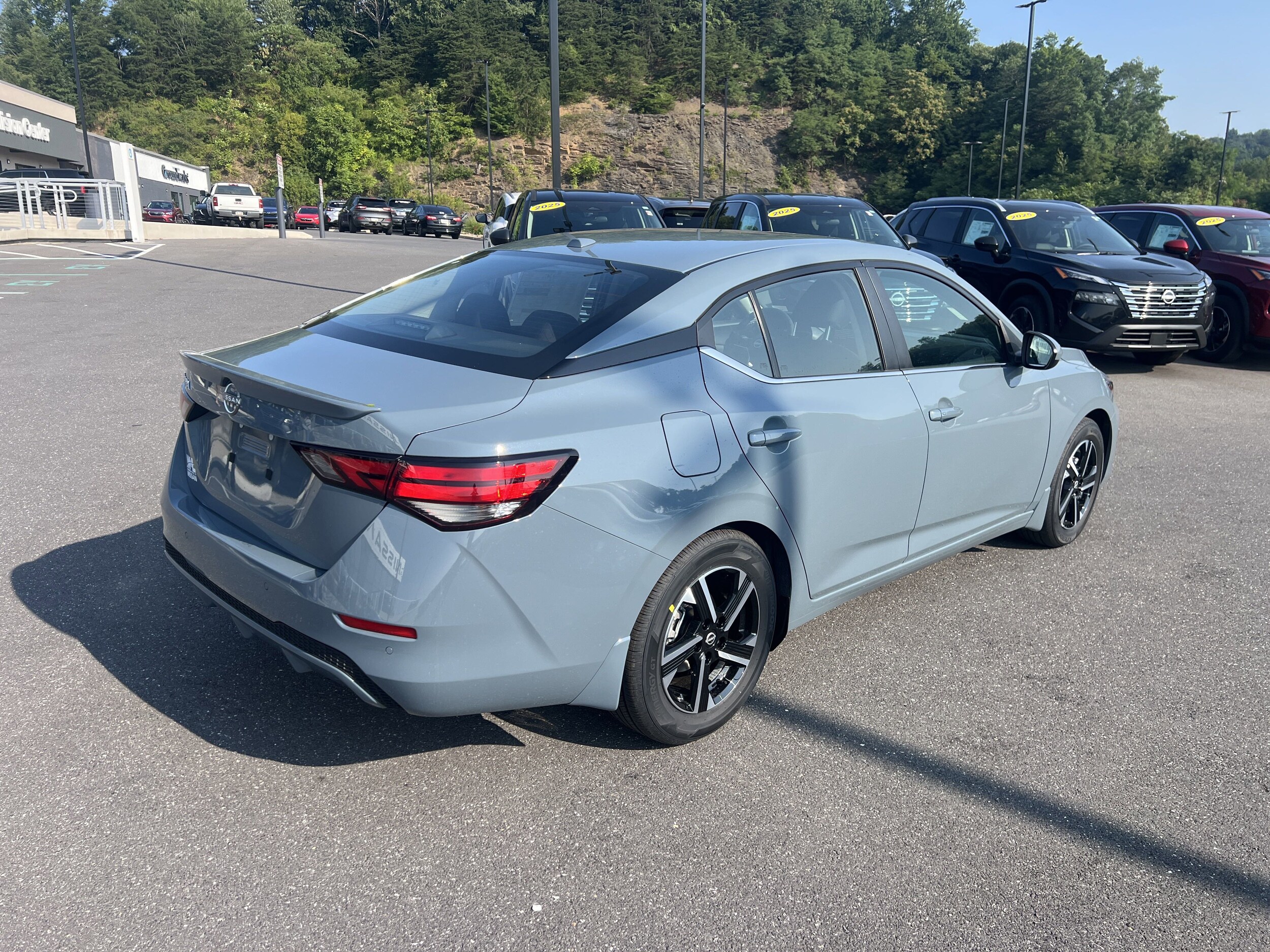 2025 Nissan Sentra SV photo 4