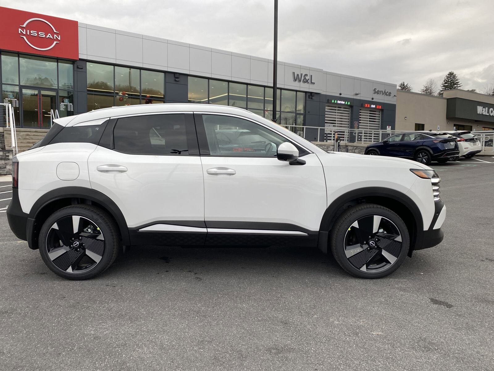 2025 Nissan Kicks SR photo 3