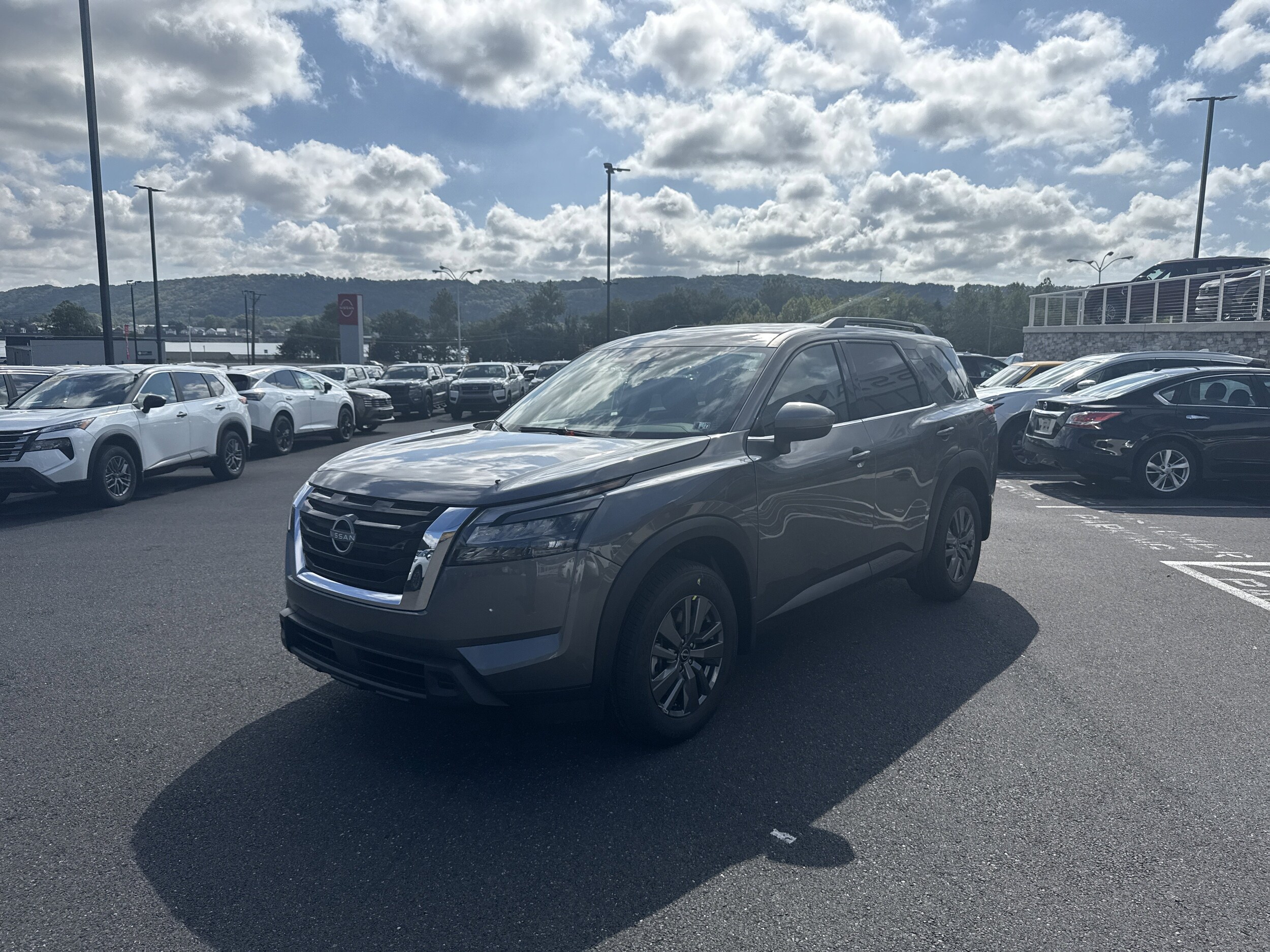 2025 Nissan Pathfinder SV photo 3