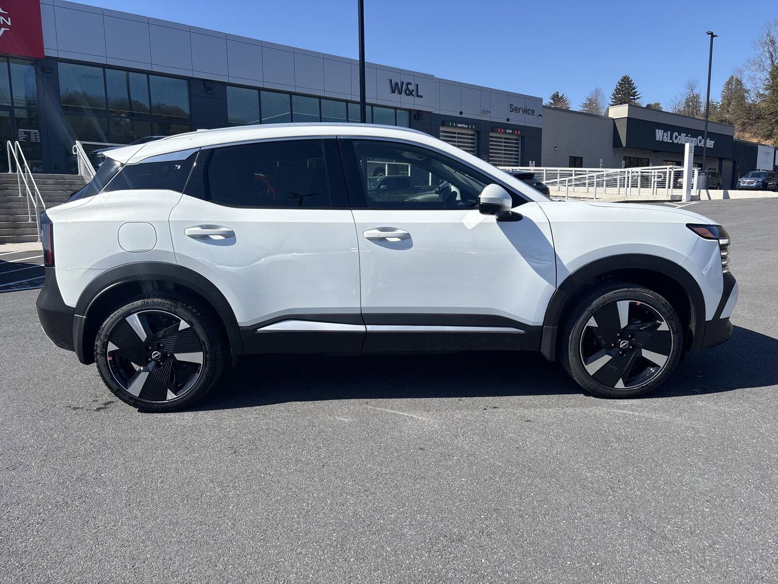 2025 Nissan Kicks SR photo 3
