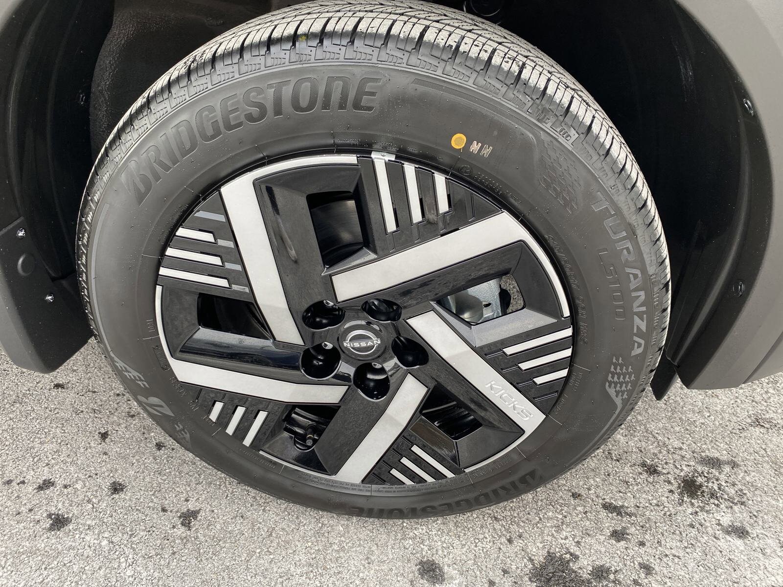 2025 Nissan Kicks SV photo 2