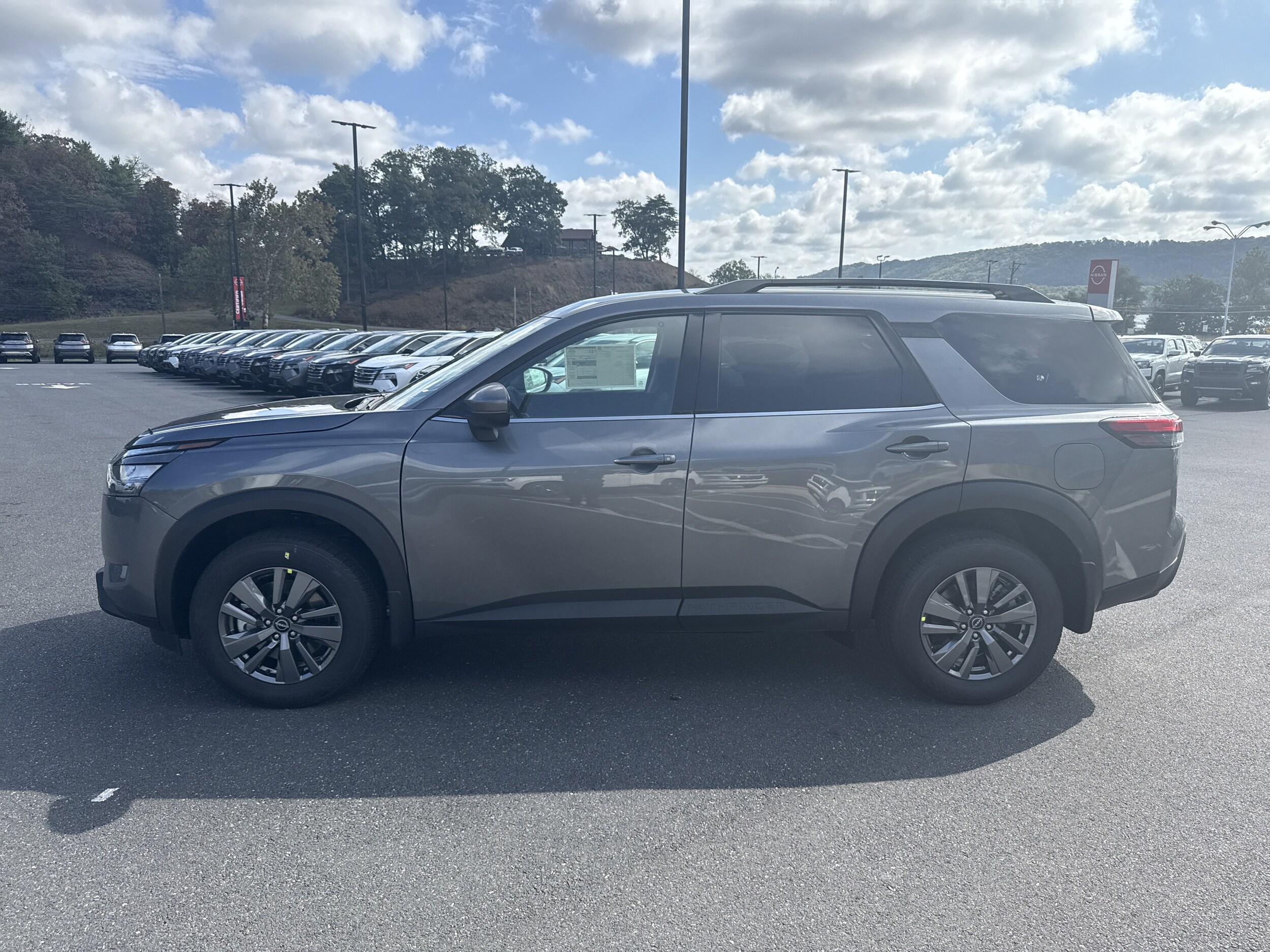 2025 Nissan Pathfinder SV photo 4