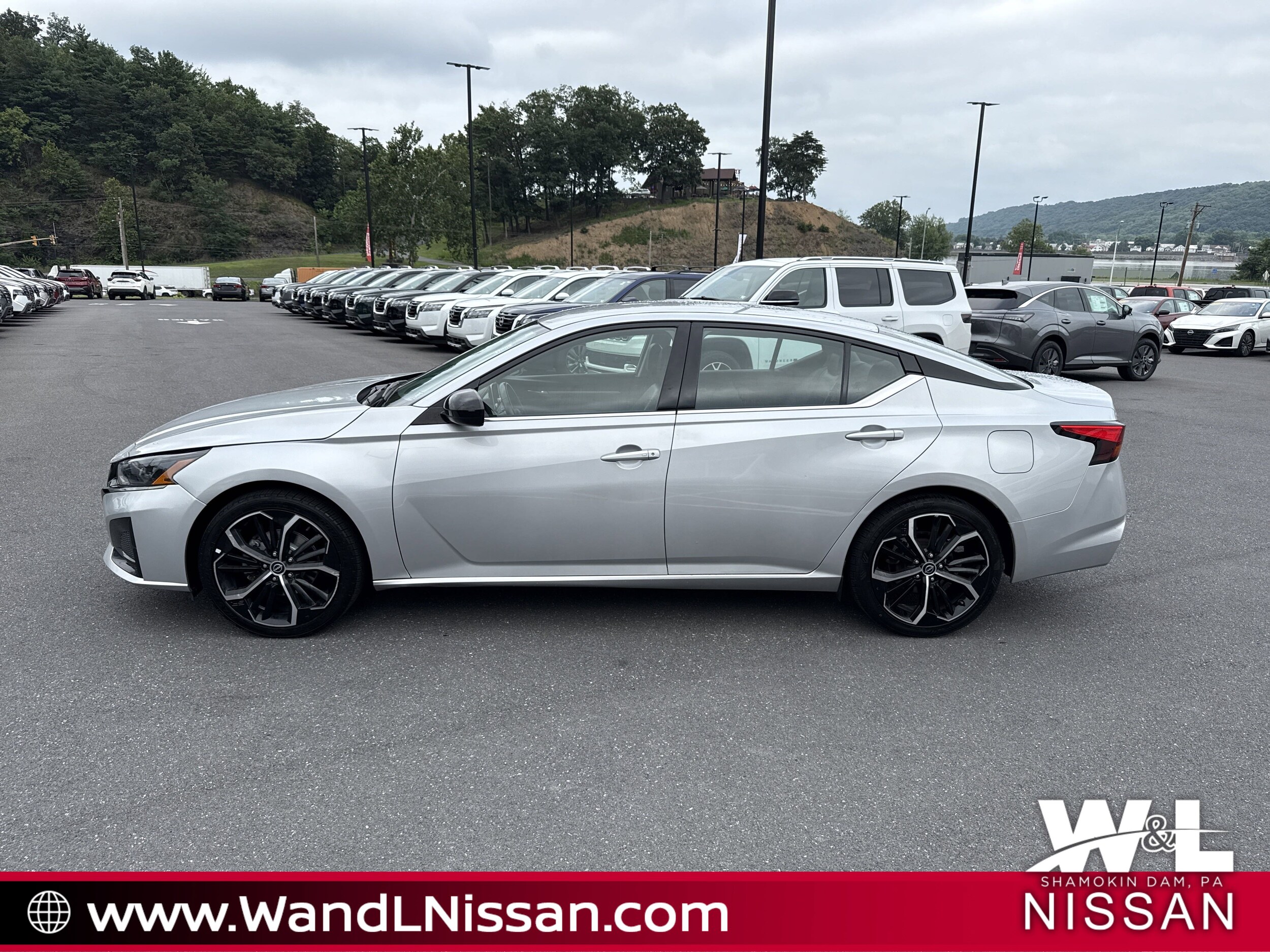 2023 Nissan Altima 2.5 SR photo 4