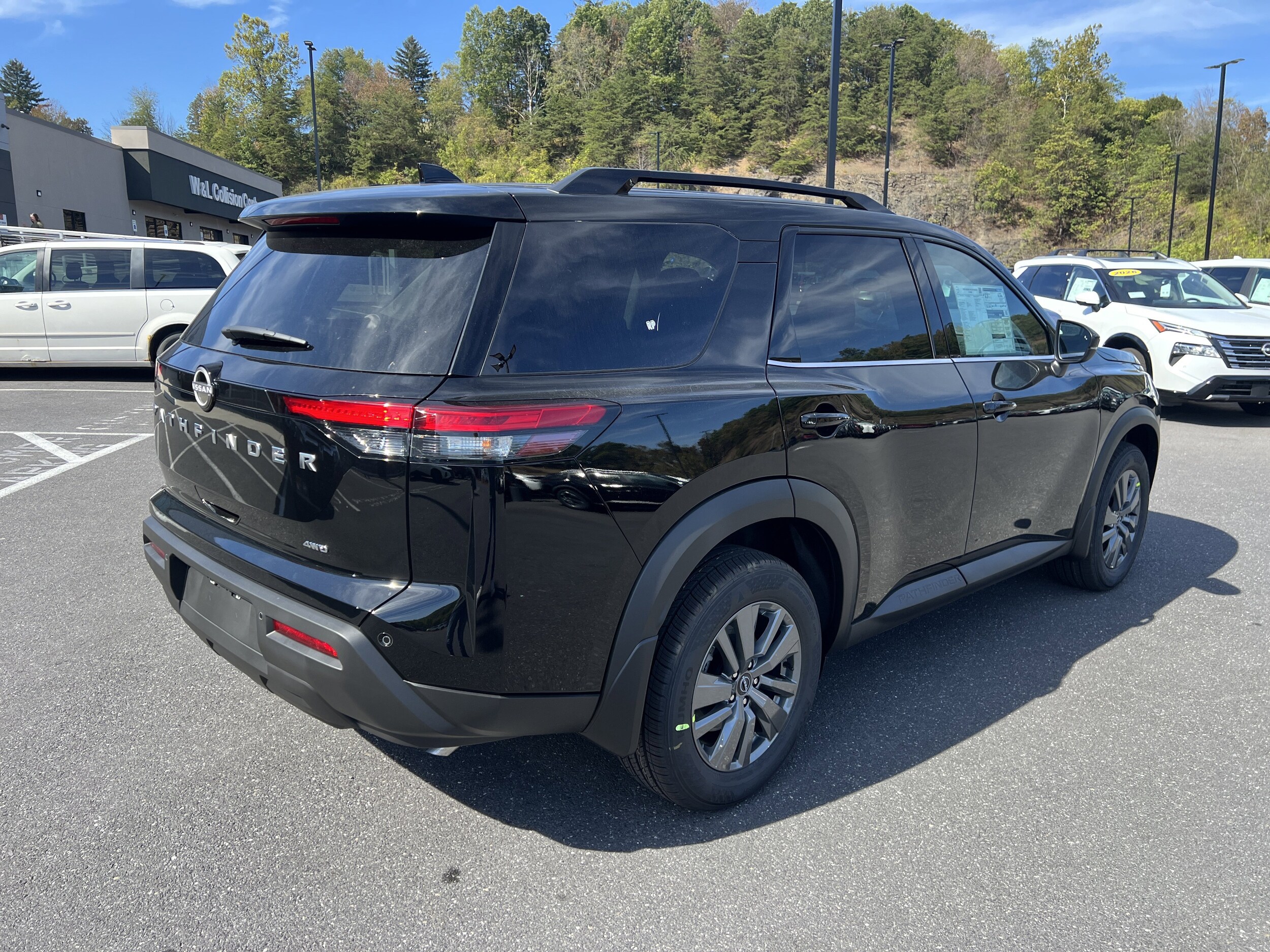 2025 Nissan Pathfinder SV photo 4