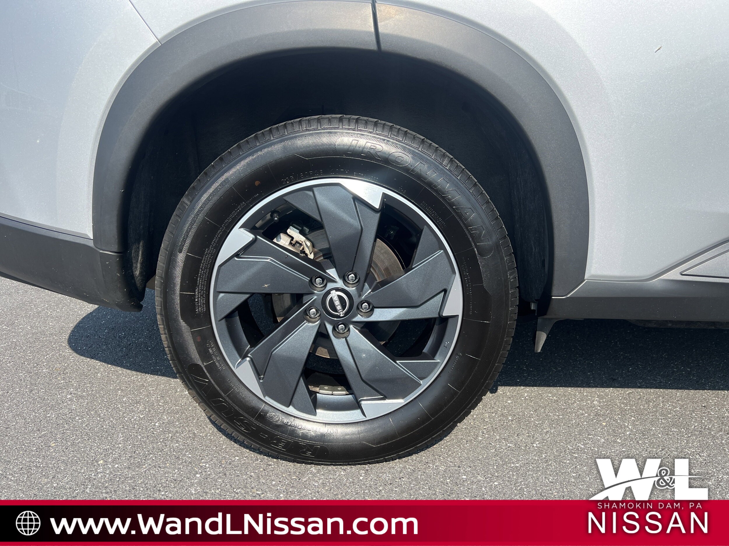 2024 Nissan Rogue SV photo 3