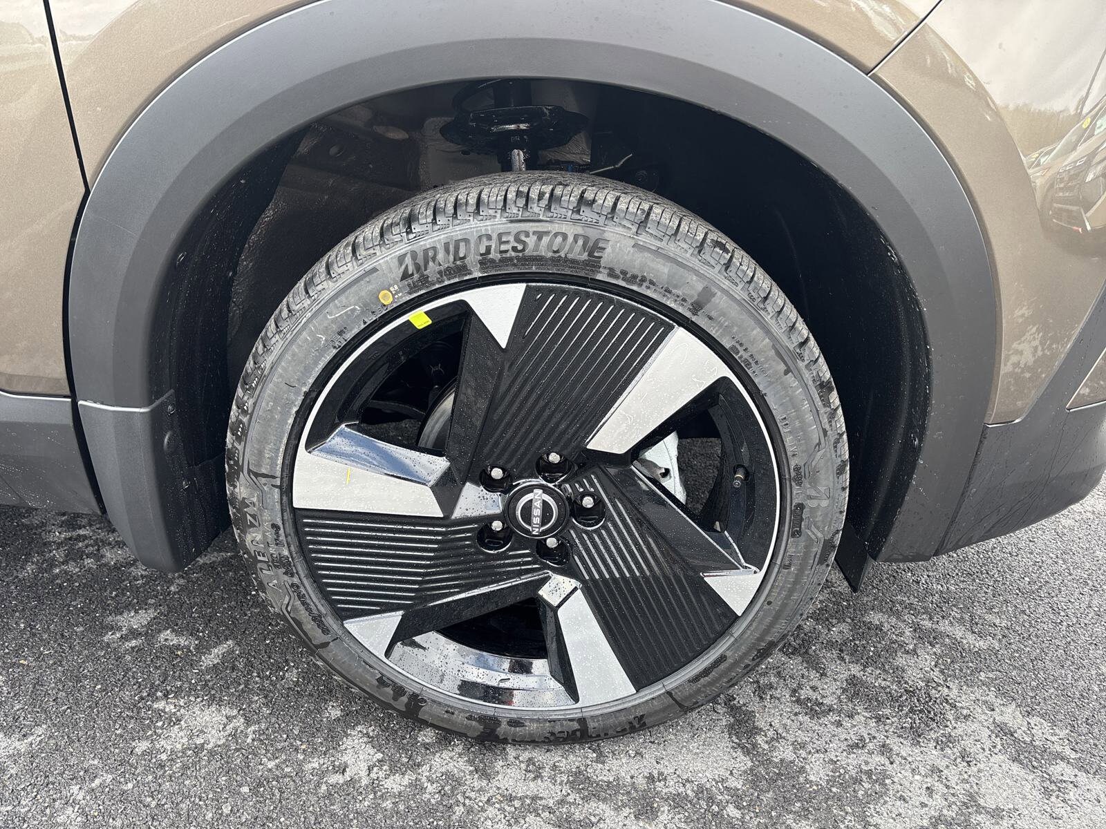 2025 Nissan Kicks SR photo 2