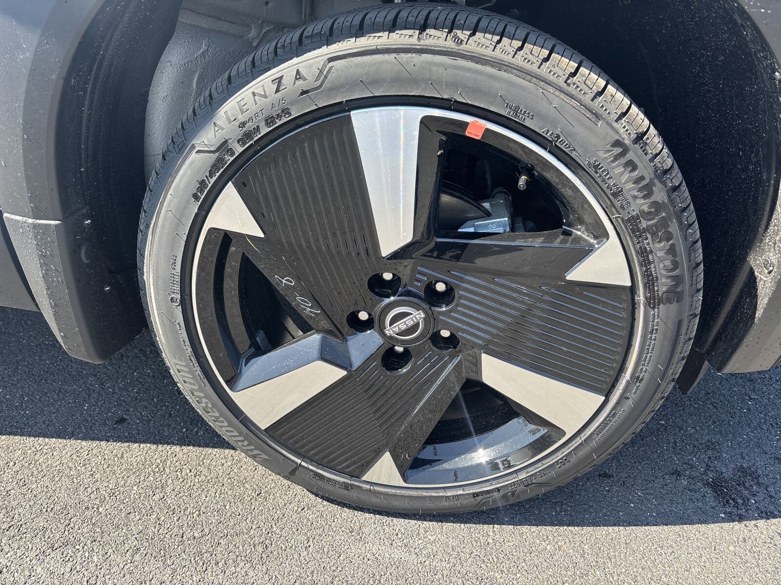 2025 Nissan Kicks SR photo 2