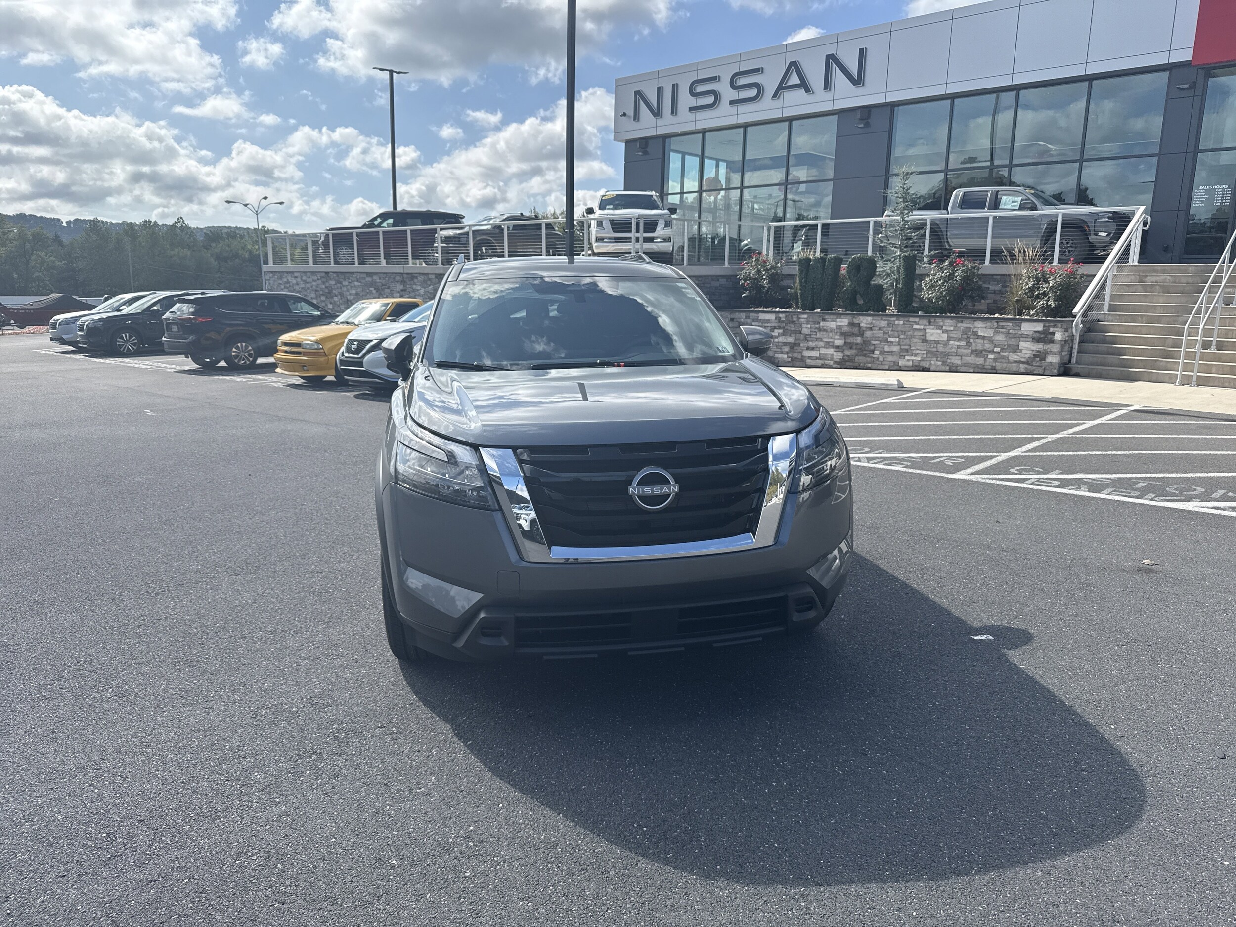 2025 Nissan Pathfinder SV photo 2