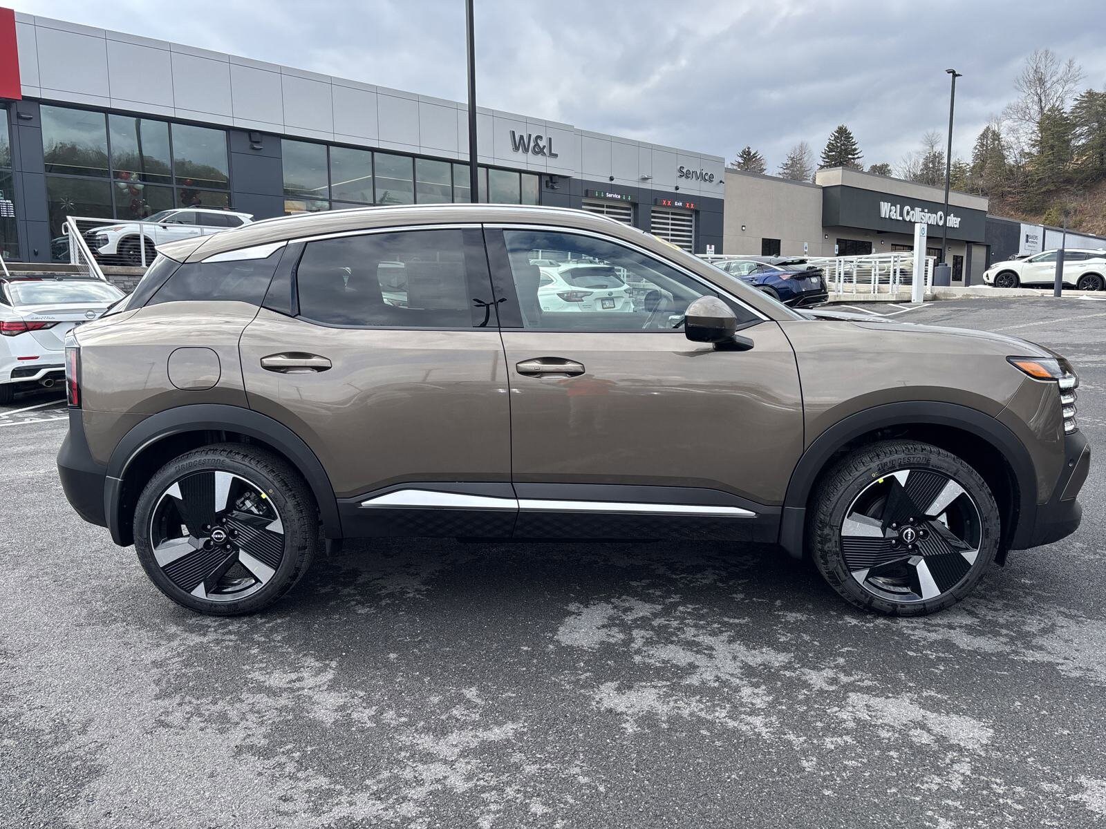 2025 Nissan Kicks SR photo 3