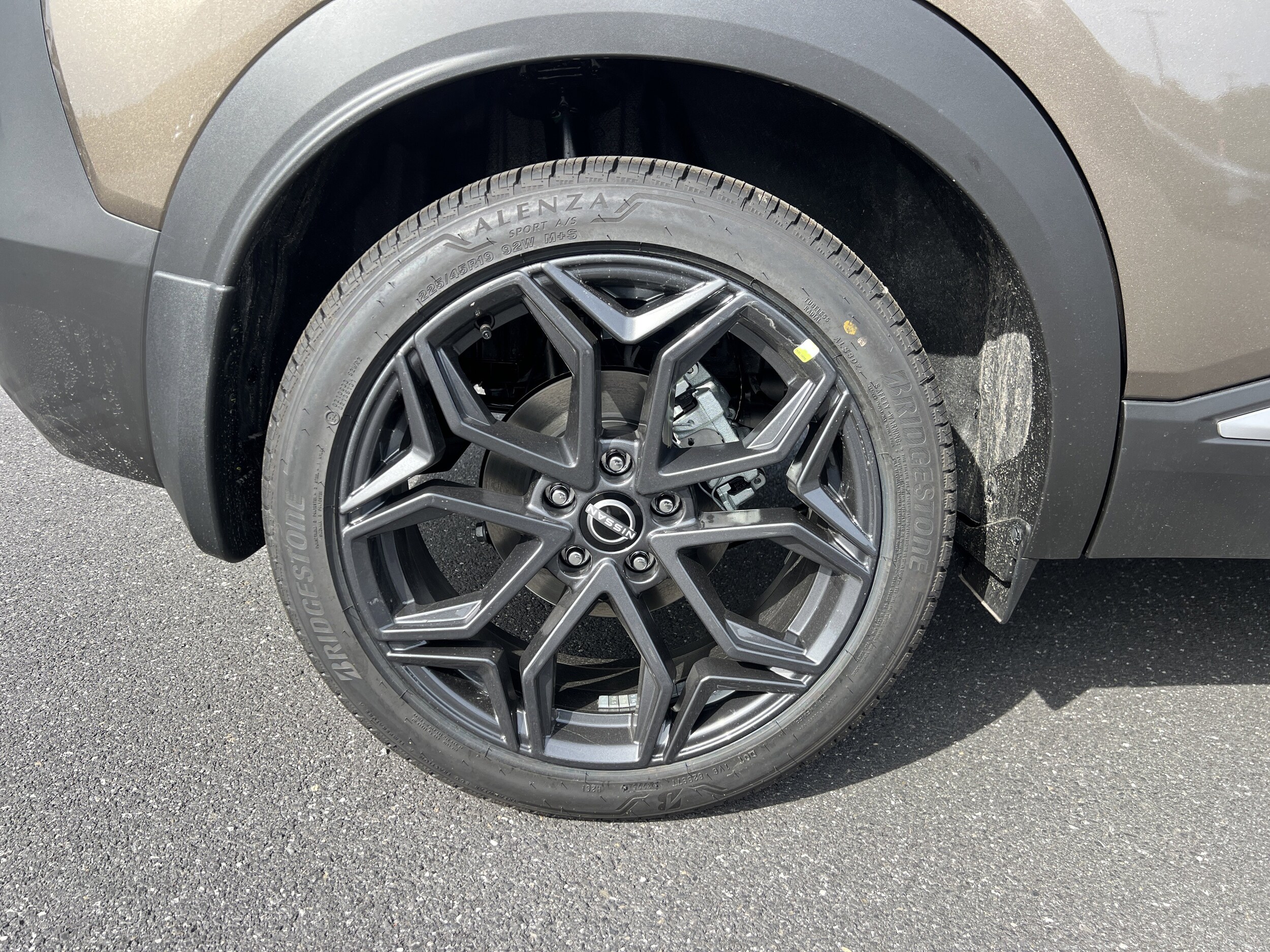 2026 Nissan Kicks SR photo 2