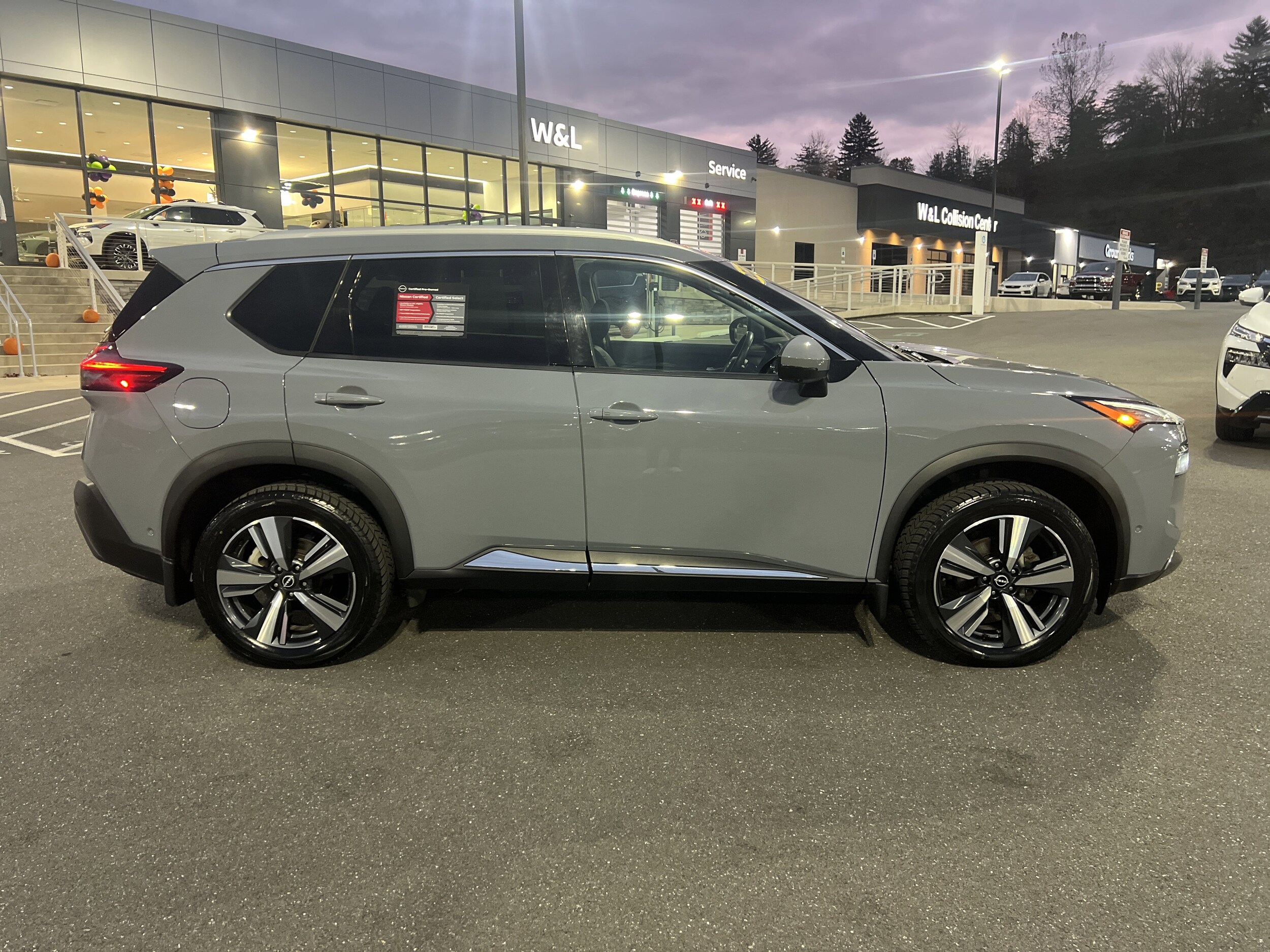 2022 Nissan Rogue SL photo 2