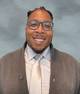 Staff member De'Narious Reed from ID_4d4fce