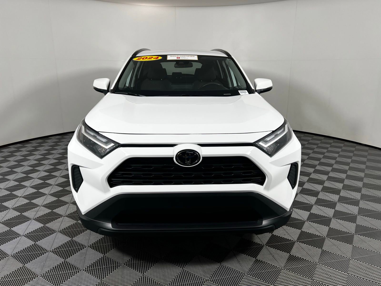 2024 Toyota RAV4 XLE photo 2