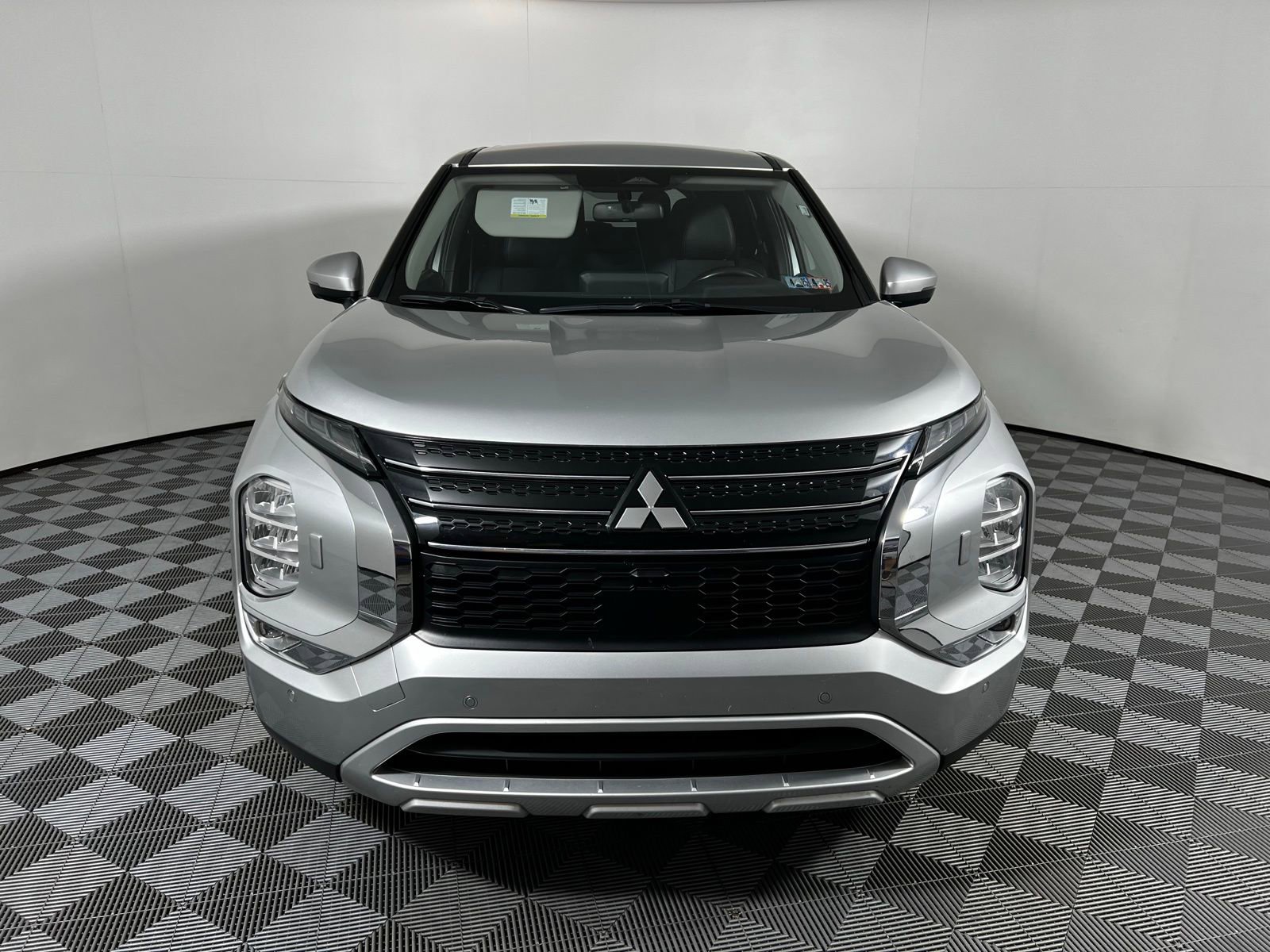 2024 Mitsubishi Outlander SE photo 2