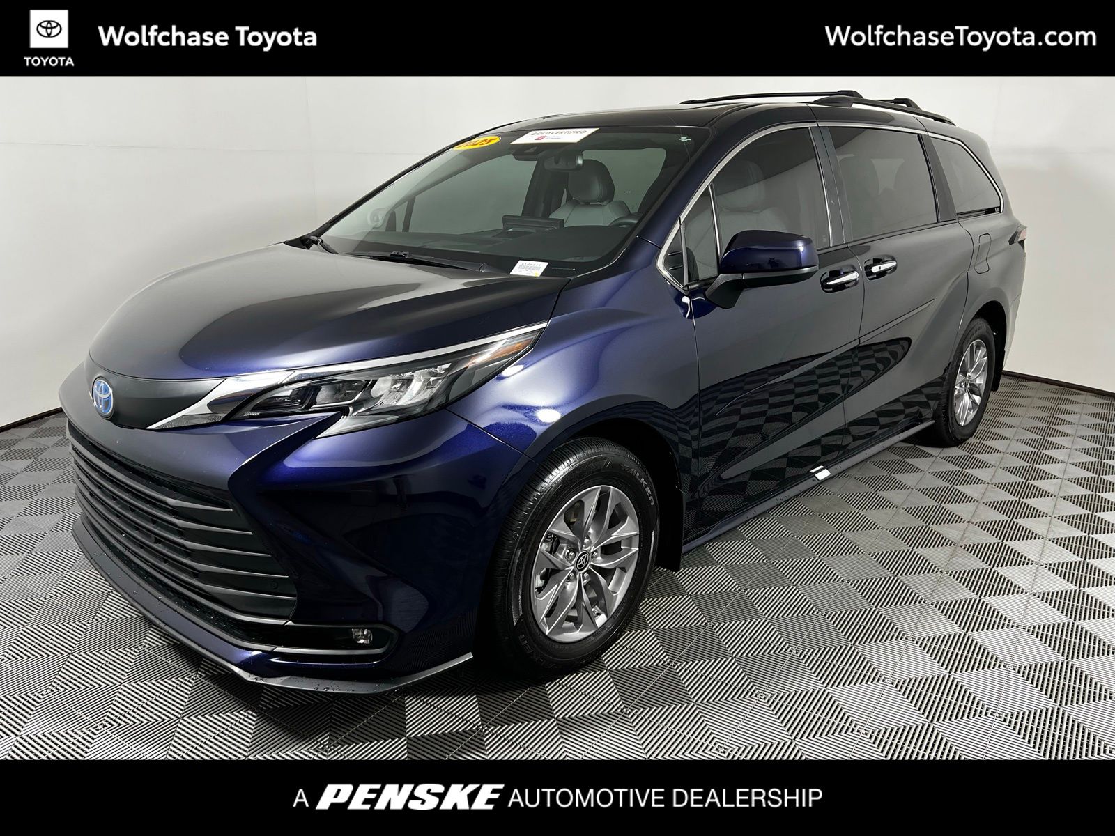 2025 Toyota Sienna XLE 7-Passenger Hybrid AWD's photo