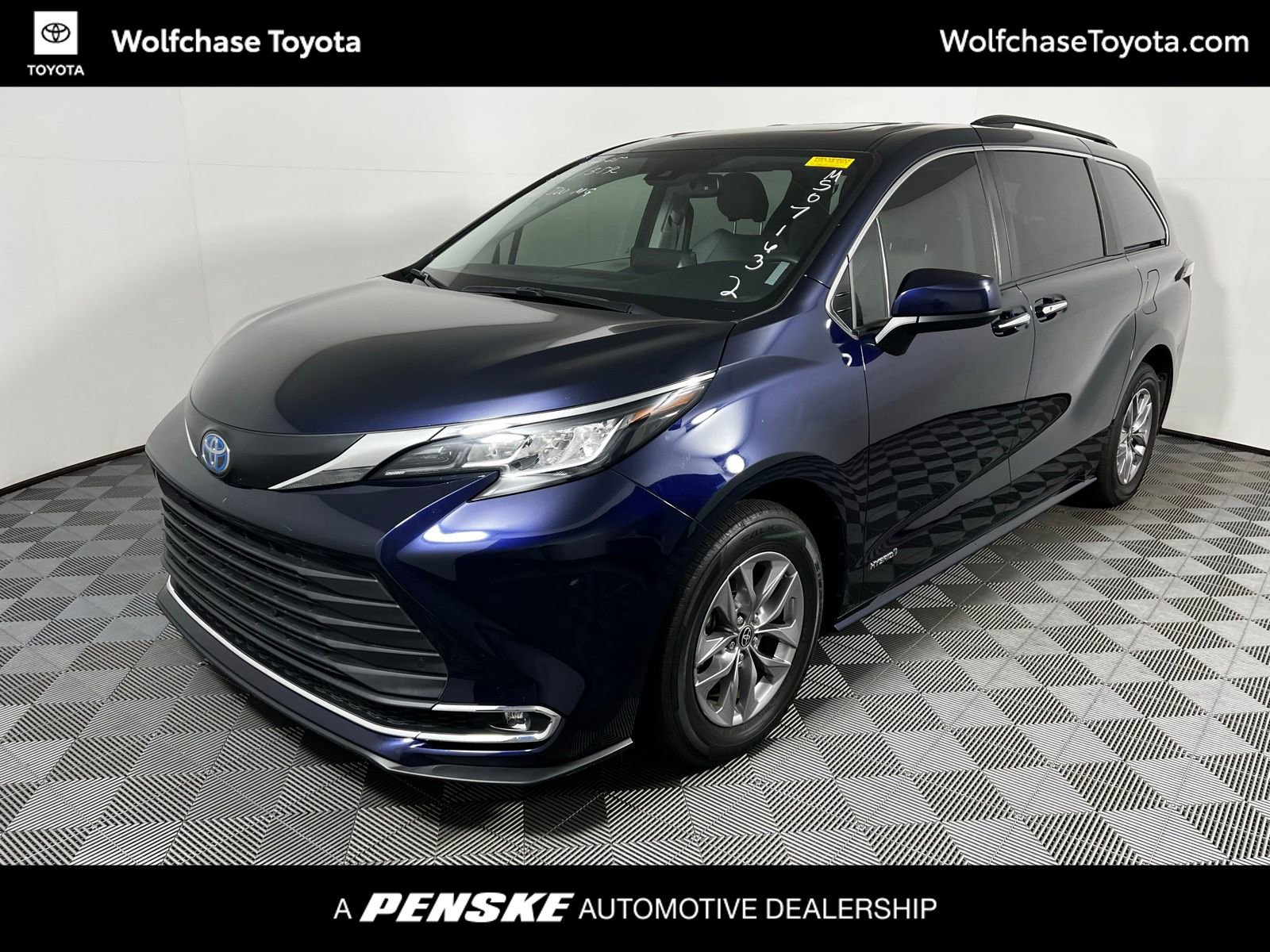 2021 Toyota Sienna XLE's photo