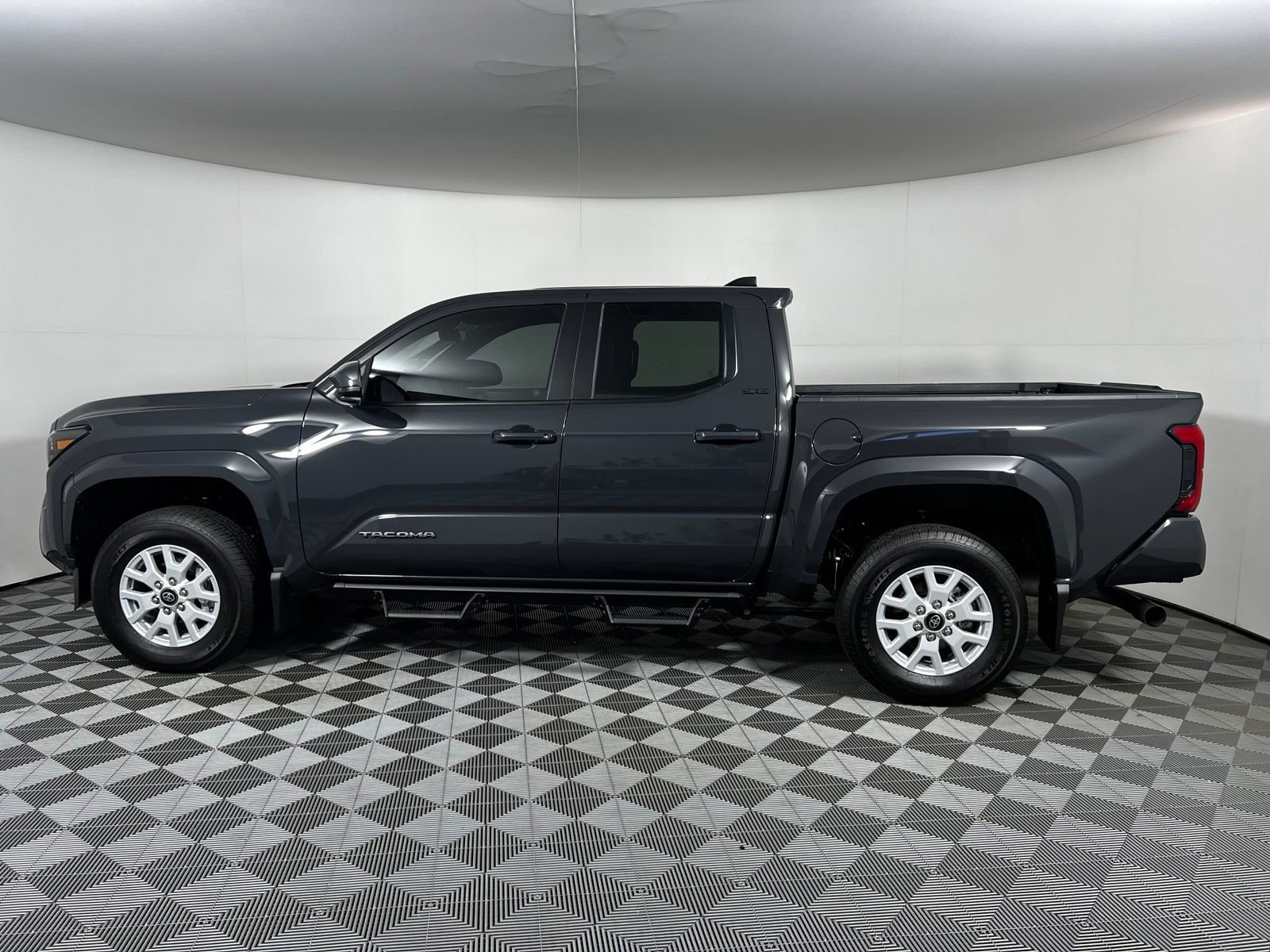 2026 Toyota Tacoma SR5 - Photo 8