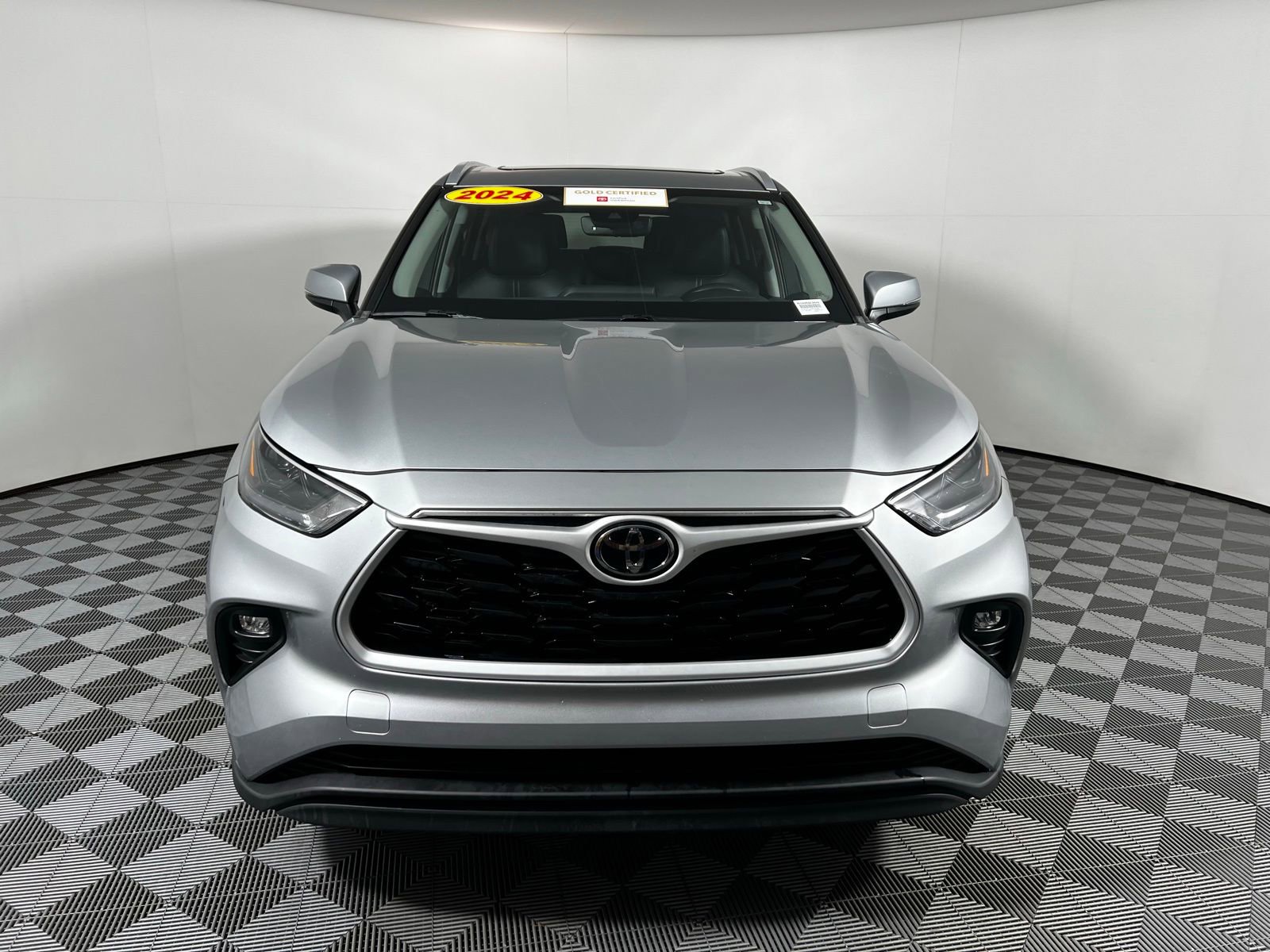 2024 Toyota Highlander XLE photo 2