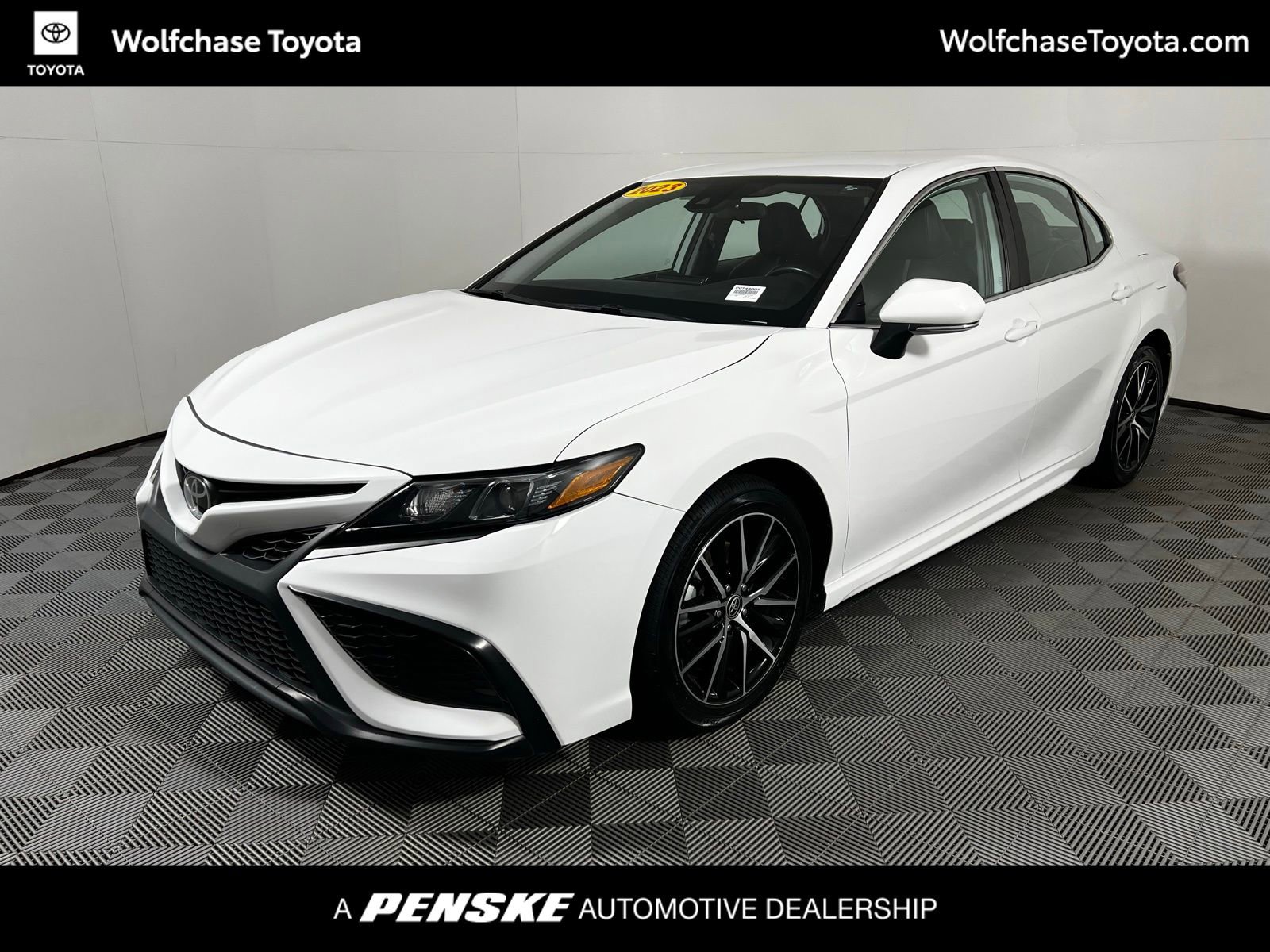 2023 Toyota Camry SE's photo