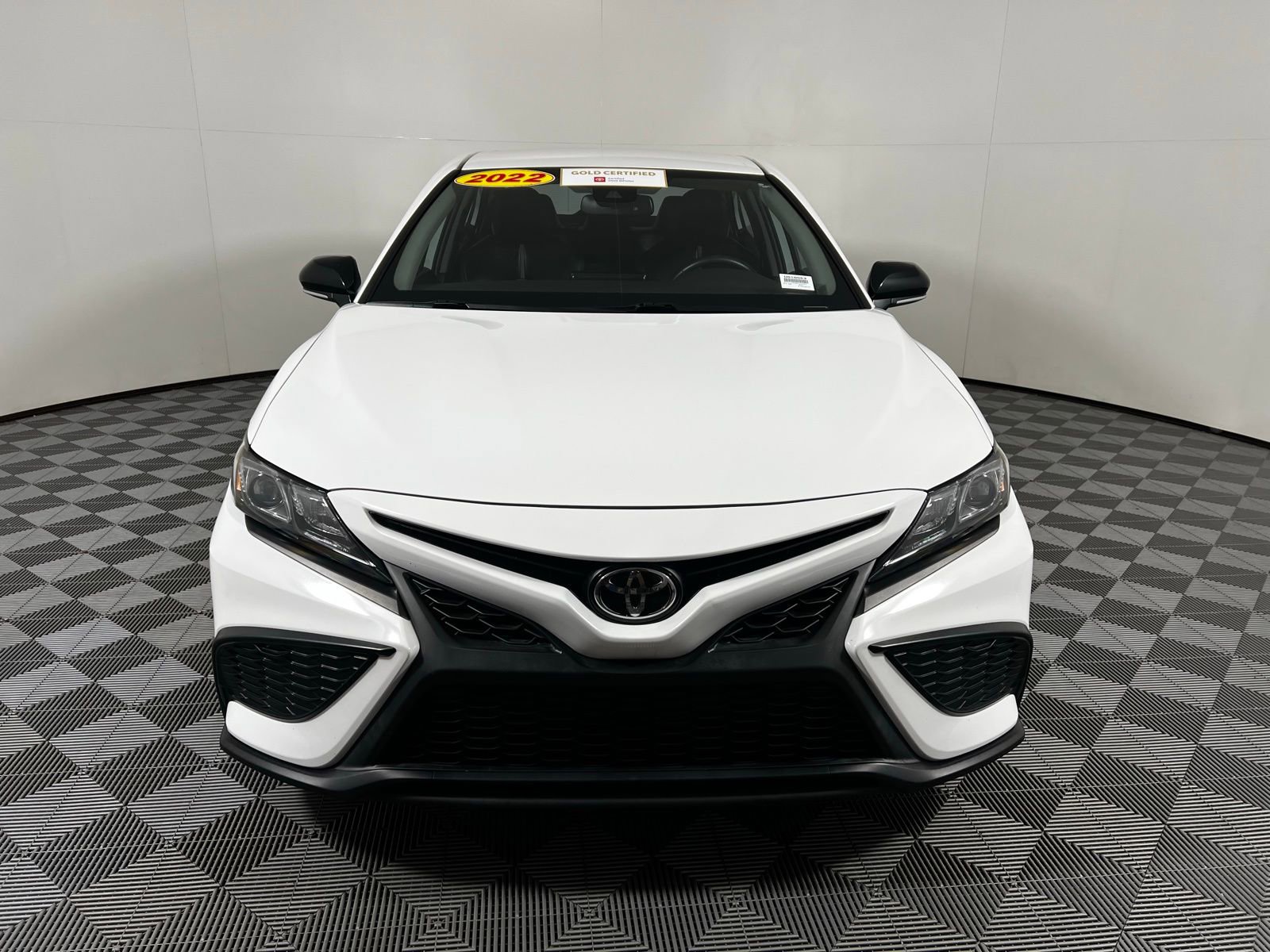 2022 Toyota Camry SE photo 2