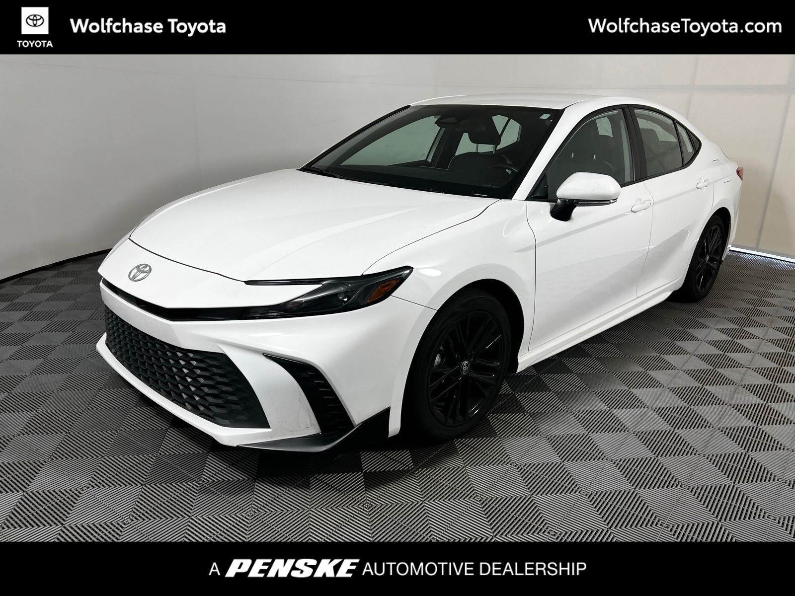 2025 Toyota Camry SE Hybrid's photo
