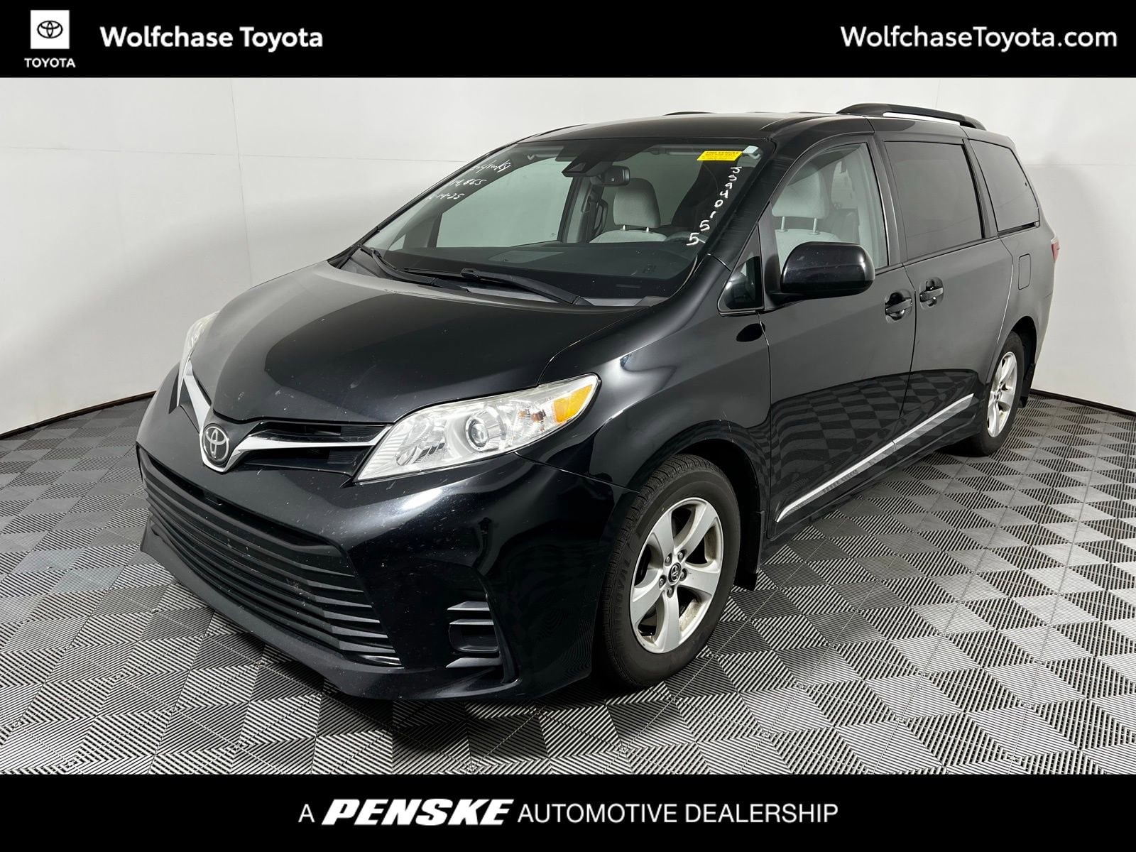 2018 Toyota Sienna LE's photo