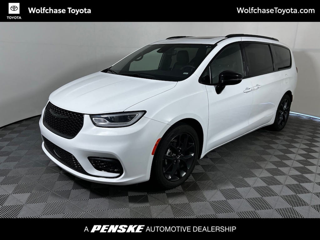 Used 2025 Chrysler Pacifica Limited Minivan/Van
