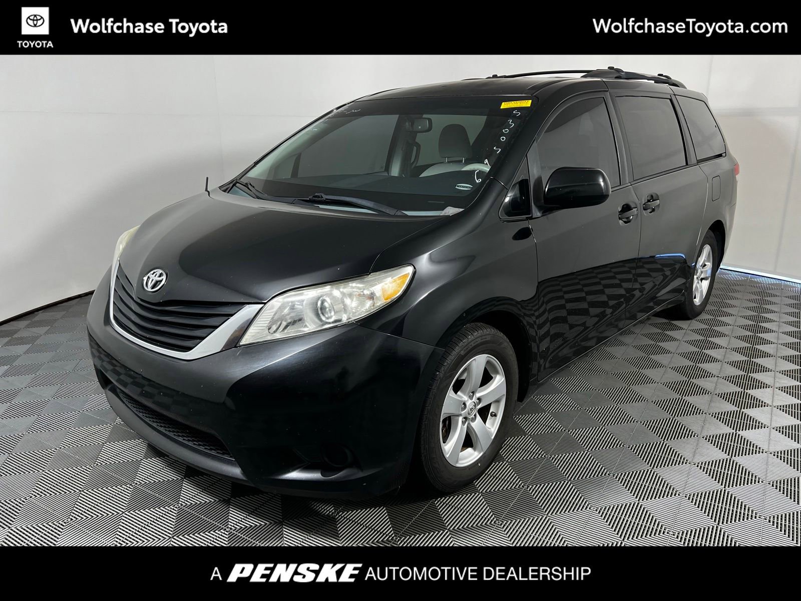 2013 Toyota Sienna LE V6 8-Passenger's photo