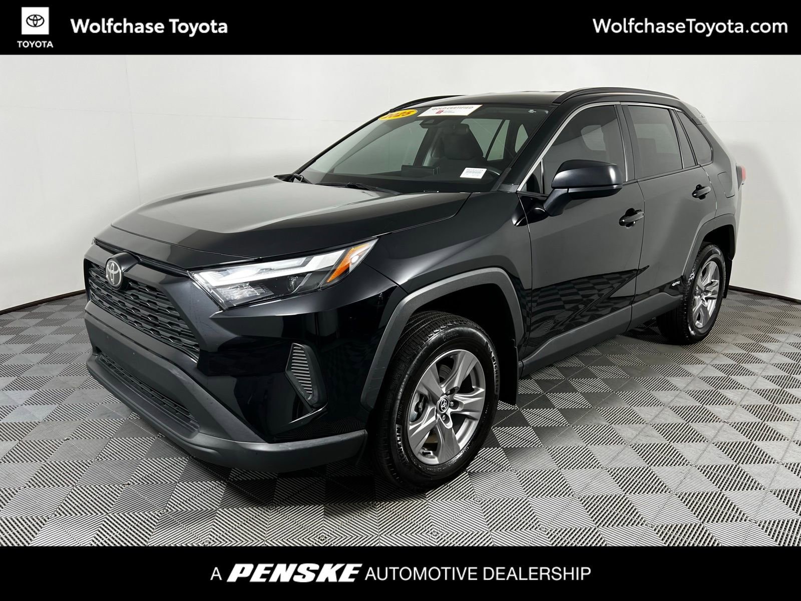 2025 Toyota RAV4 LE's photo