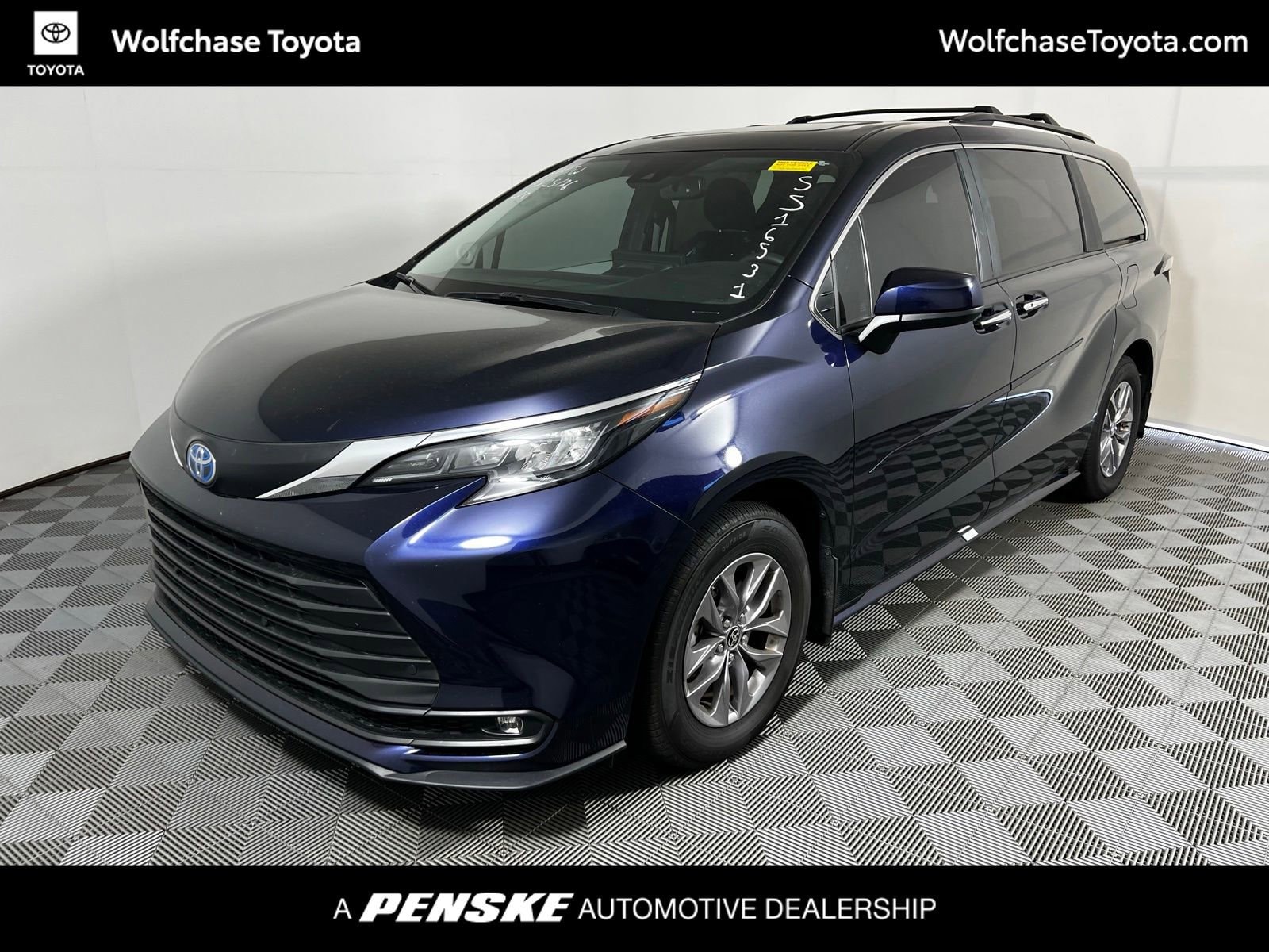 2025 Toyota Sienna XLE 7-Passenger Hybrid AWD's photo
